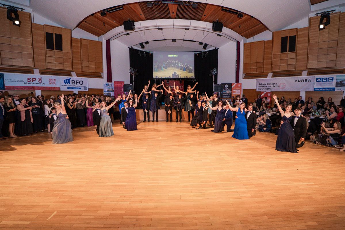 Gruppenfoto der Tänzerinnen und Tänzer nach der Showeinlage beim Maturaball Rio de Matura Gruppenfoto der Tänzerinnen und Tänzer nach der Showeinlage beim Maturaball Rio de Matura