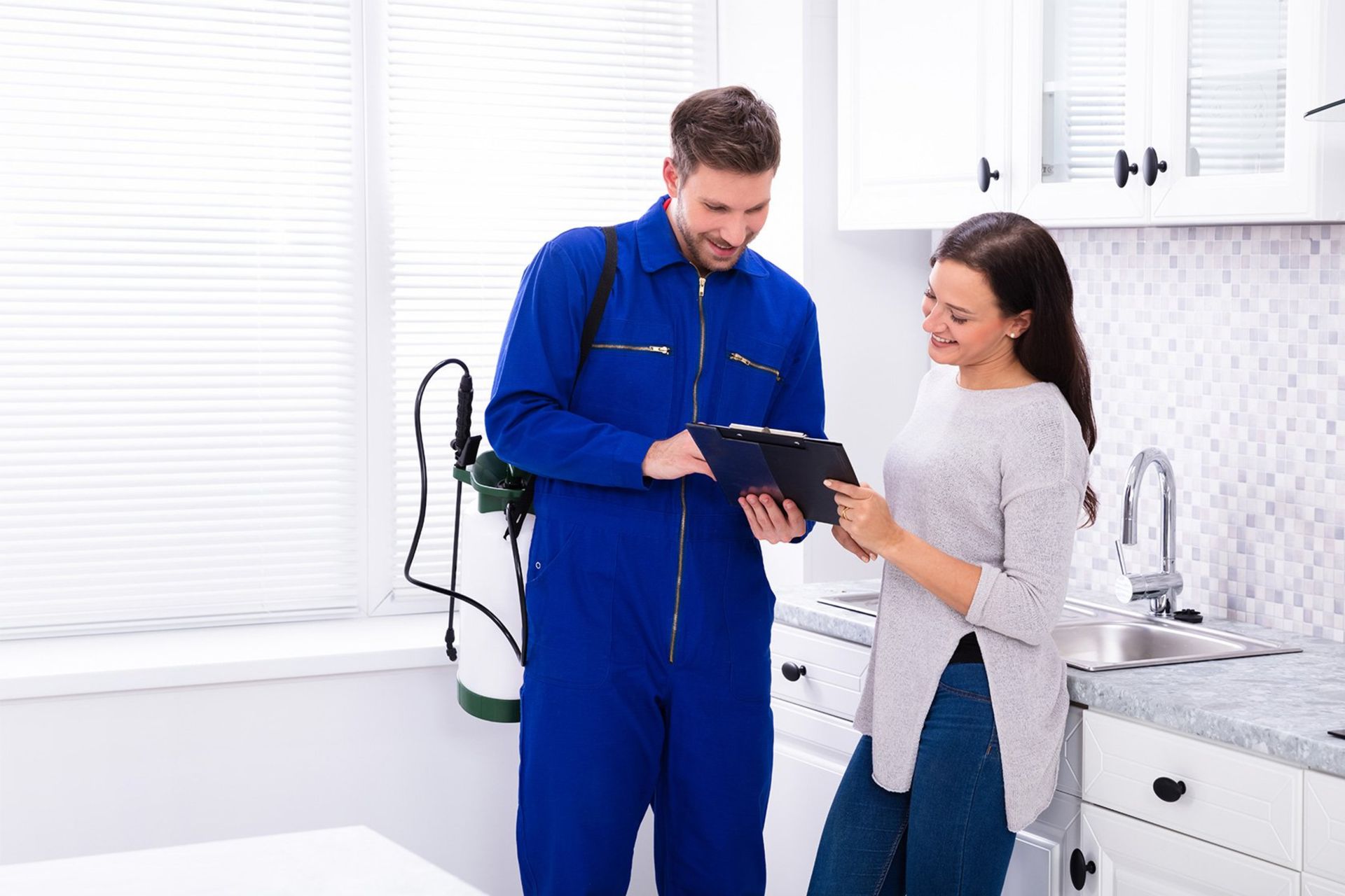 “Licensed pest control technician providing safe extermination services in Toronto.” “Licensed pest control technician providing safe extermination services in Toronto.”