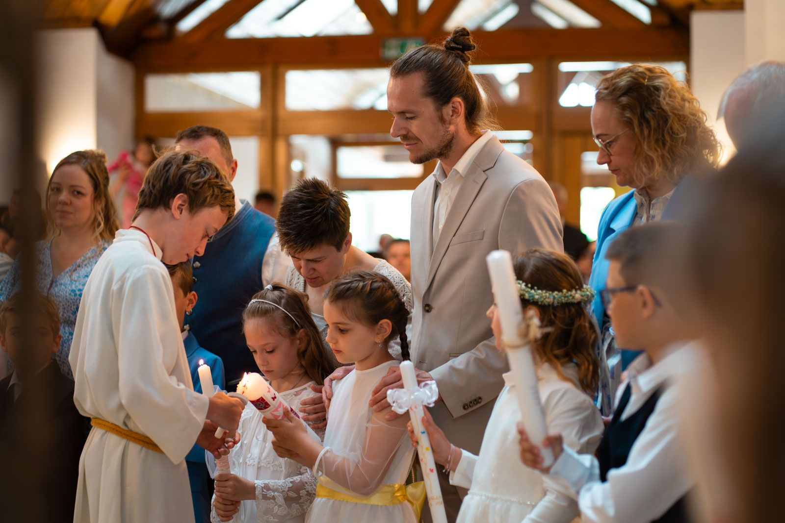 Erstkommunion Kinder zünden Kerzen in der Pfarrkirche St Paul Pichling an