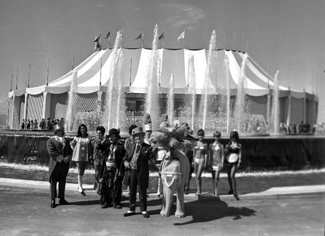 Des artistes du Circus Circus à Las Vegas ce faisant prendre en photo. Des artistes du Circus Circus à Las Vegas ce faisant prendre en photo.