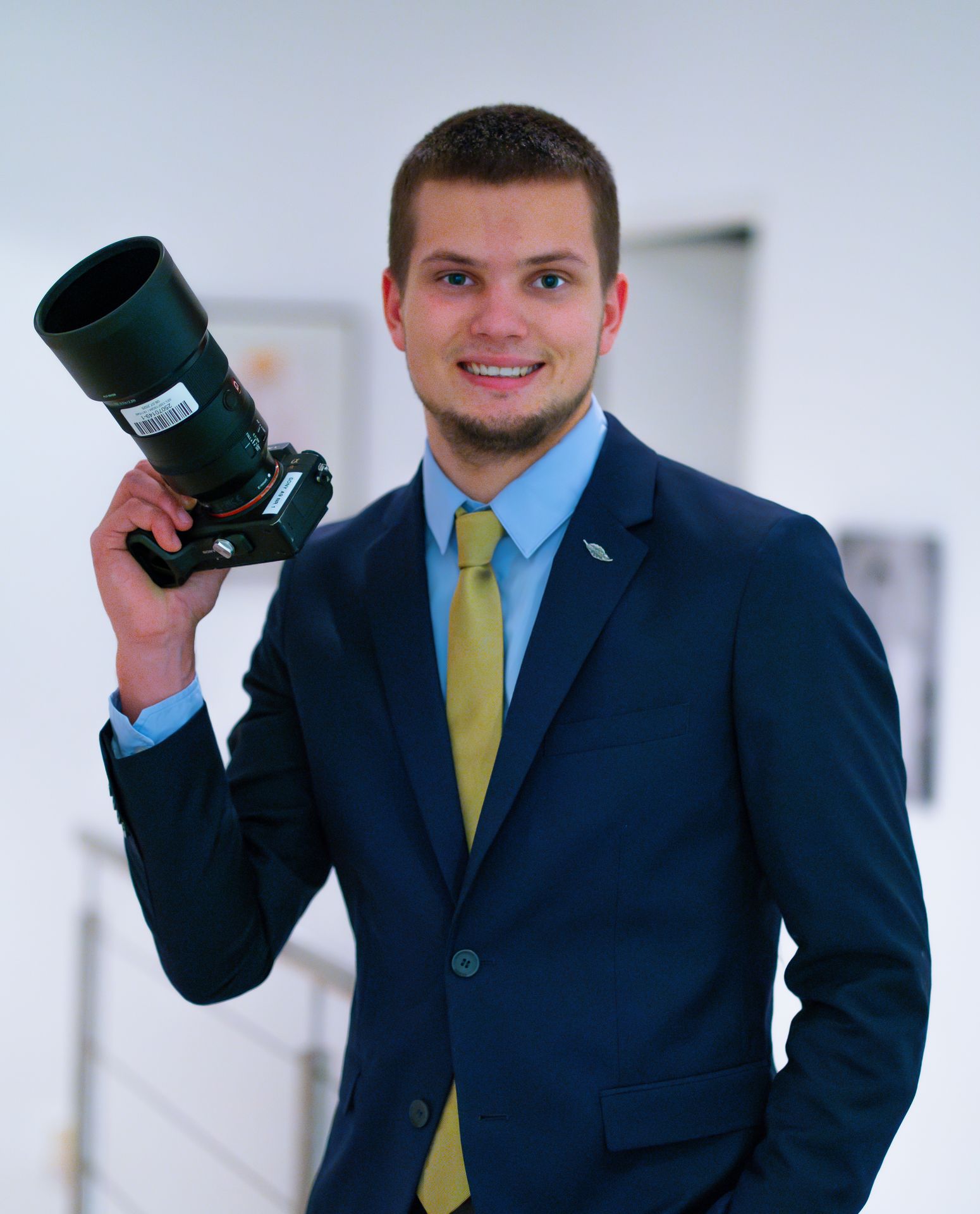 Porträt von Niklas Fortner, Hochzeits- und Eventfotograf aus Oberösterreich, mit Kamera in der Hand – professionelle und leidenschaftliche Fotografie von Fortner-Fotos. Porträt von Niklas Fortner, Hochzeits- und Eventfotograf aus Oberösterreich, mit Kamera in der Hand – professionelle und leidenschaftliche Fotografie von Fortner-Fotos.