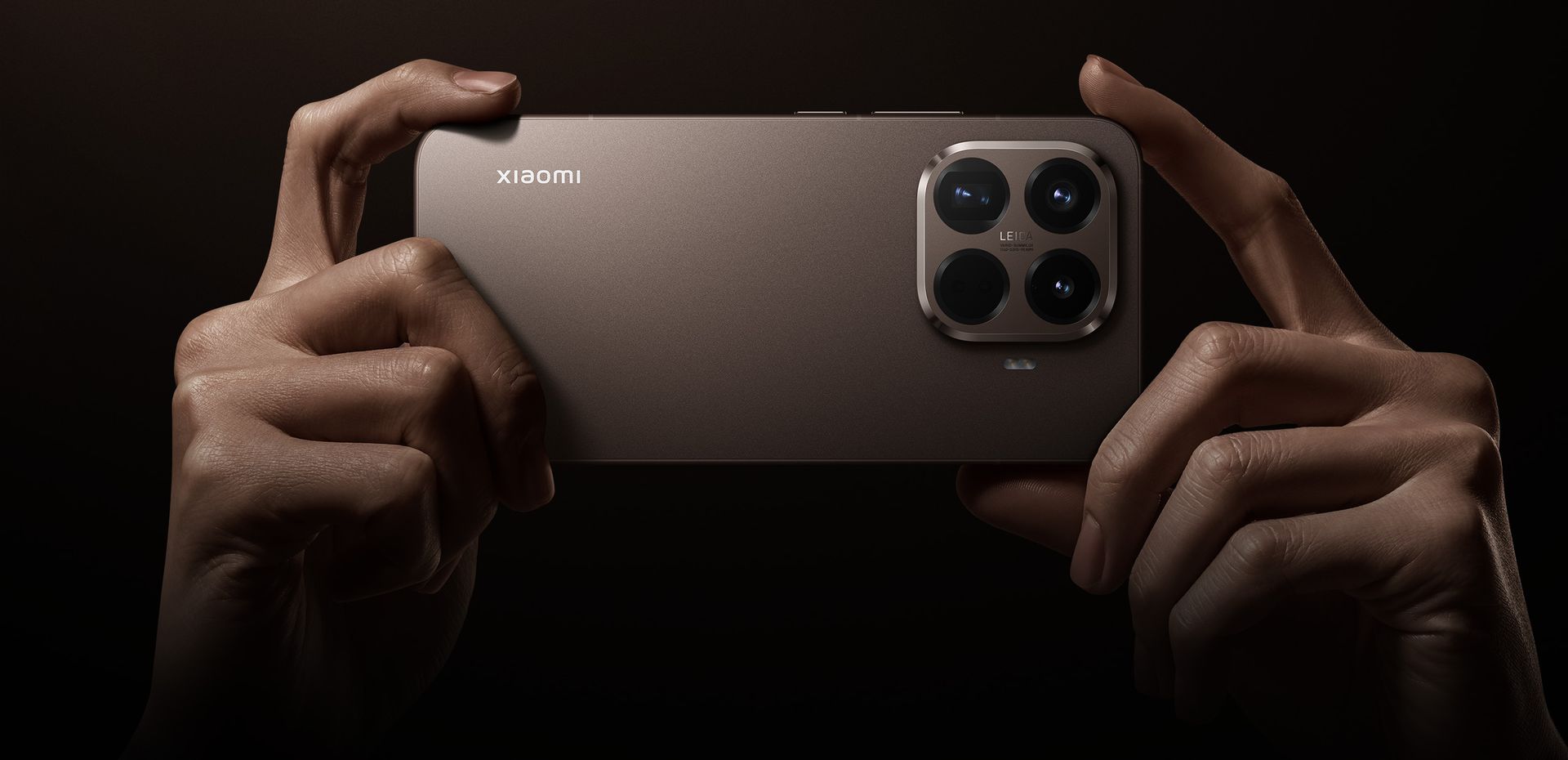 Des mains tenant le smartphone Xiaomi 15T Pro