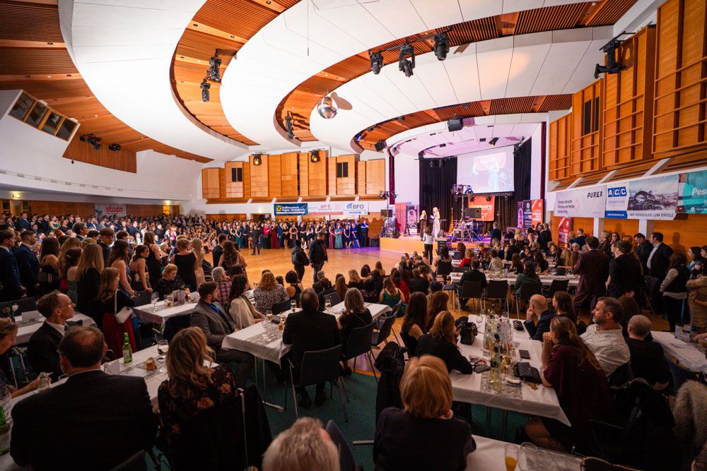 tanzende Gäste auf der Tanzfläche bei Maturaball in Linz