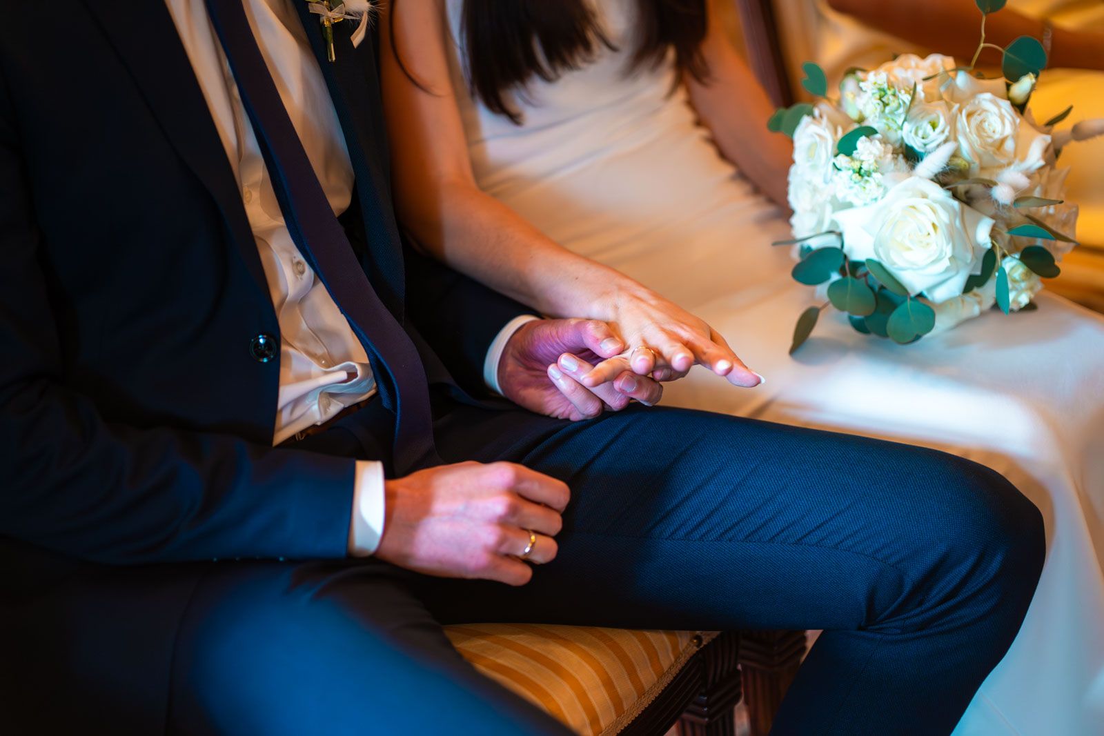Brautpaar beim Ringtausch während der standesamtlichen Hochzeit im Schloss Mondsee. Brautpaar beim Ringtausch während der standesamtlichen Hochzeit im Schloss Mondsee.