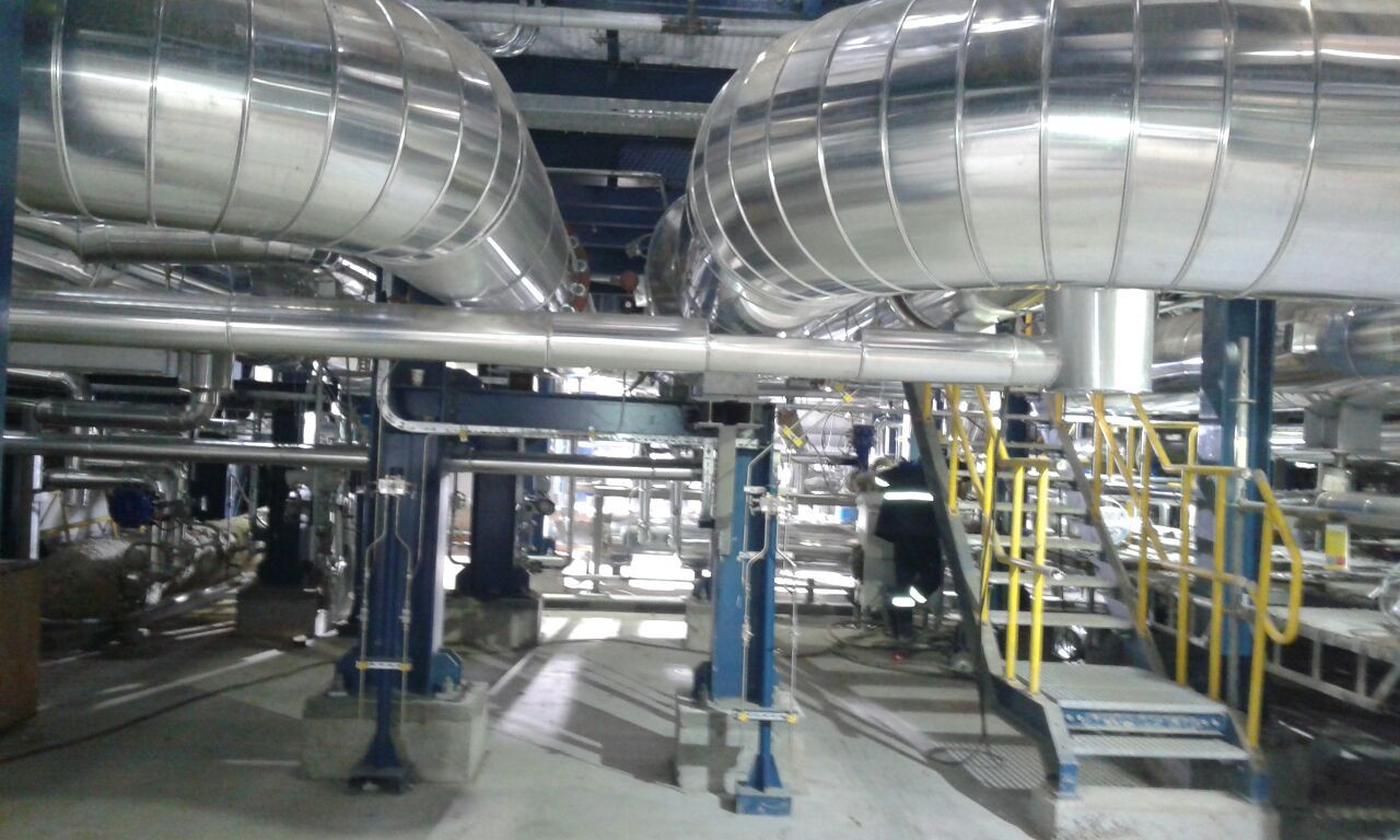 Metal-jacketed high-temperature insulation with maintainable pipe and support interfaces