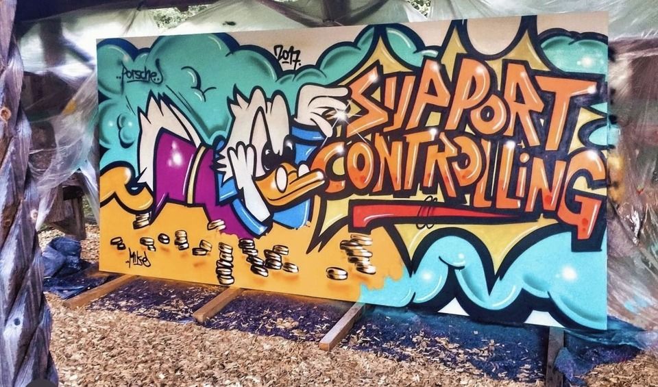 Detailausschnitt des Porsche-Graffitis mit Donald Duck und Schriftzug Support Controlling