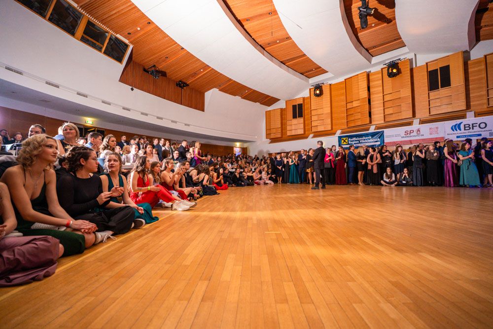 Gruppenbild der Maturanten bei Eröffnung eines Maturaballs in Linz