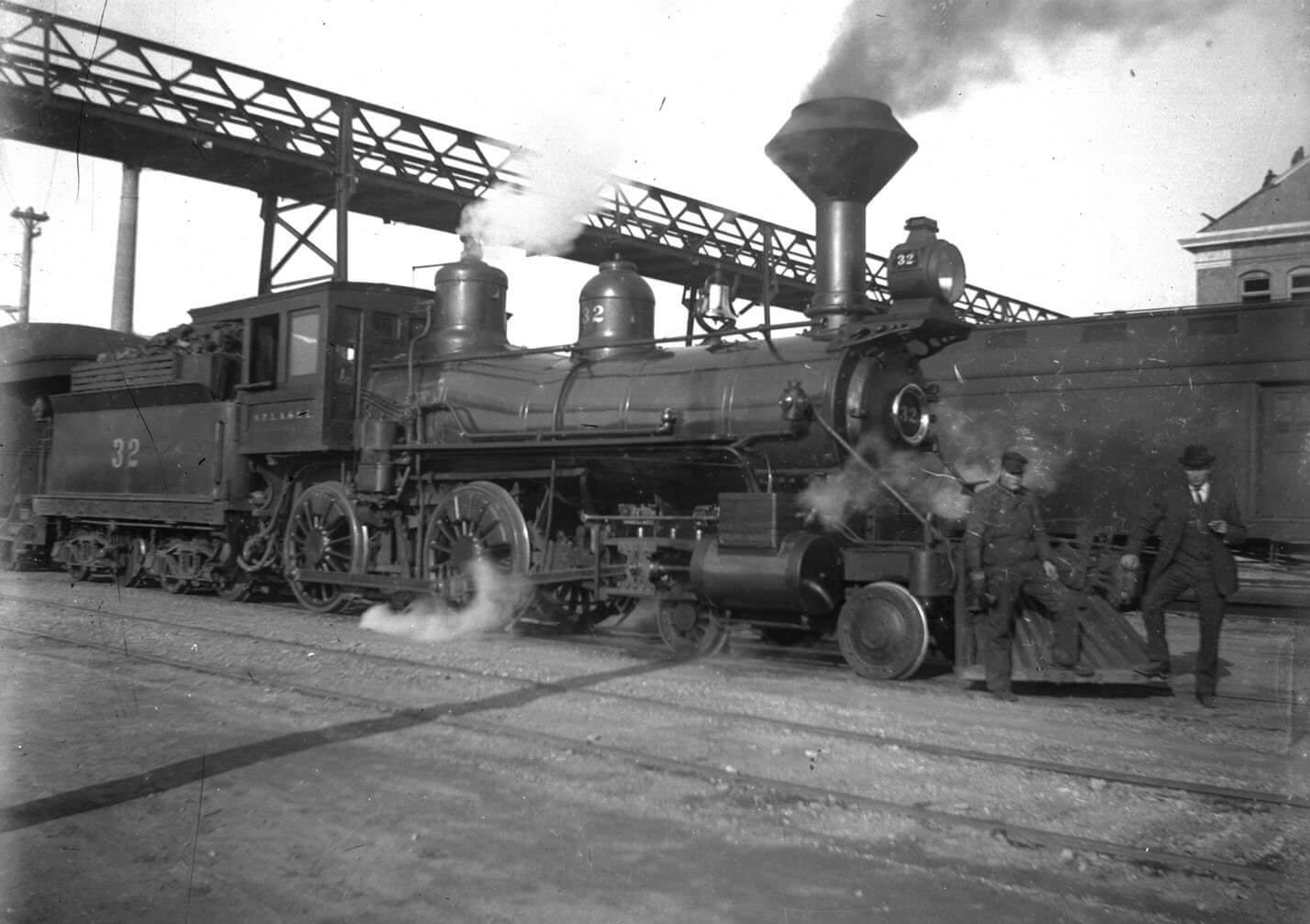 Photo historique en noir et blanc d'un train à vapeur, illustrant le transport ferroviaire du passé. Photo historique en noir et blanc d'un train à vapeur, illustrant le transport ferroviaire du passé.