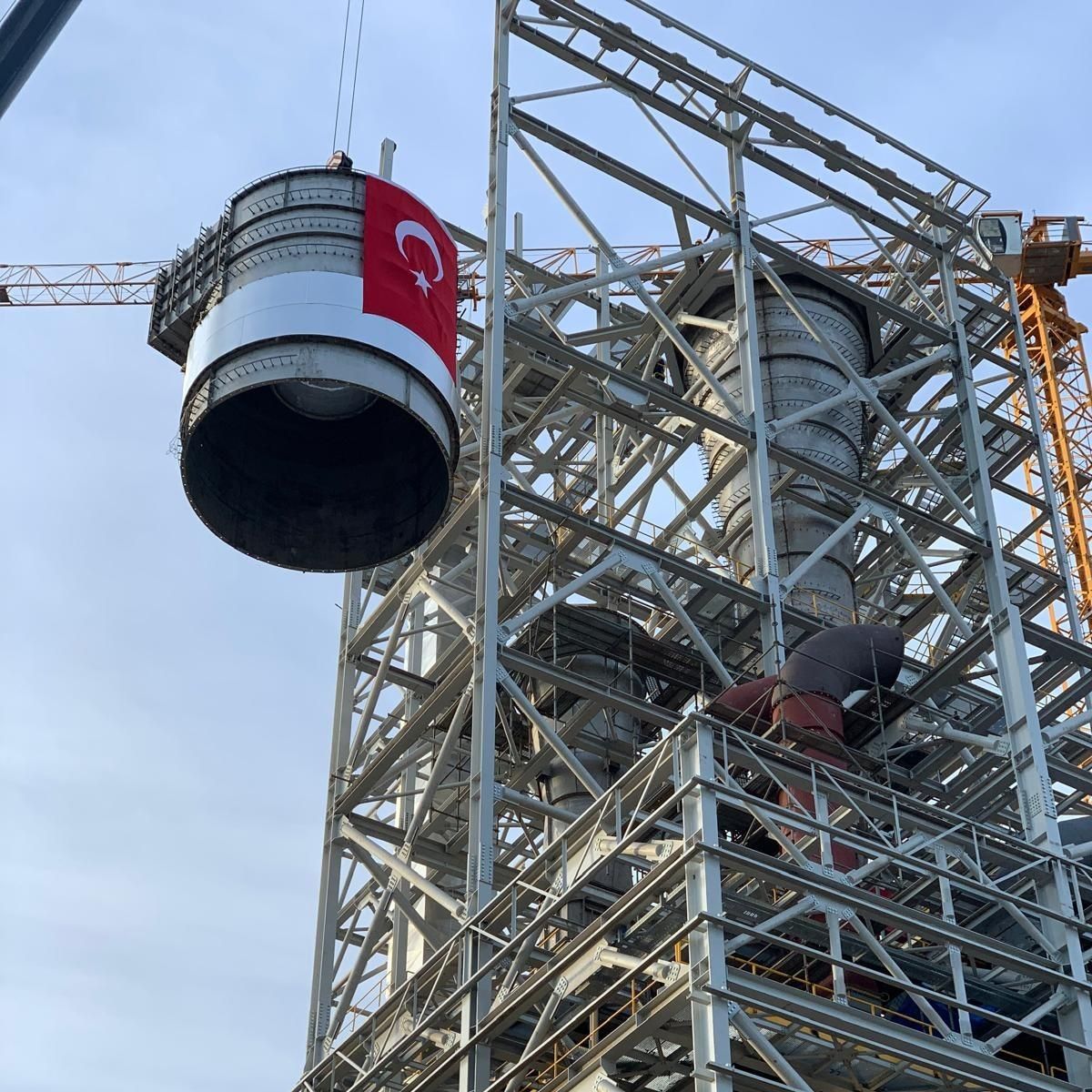 Büyük endüstriyel ekipmanda saha montajı ve kaldırma operasyonu