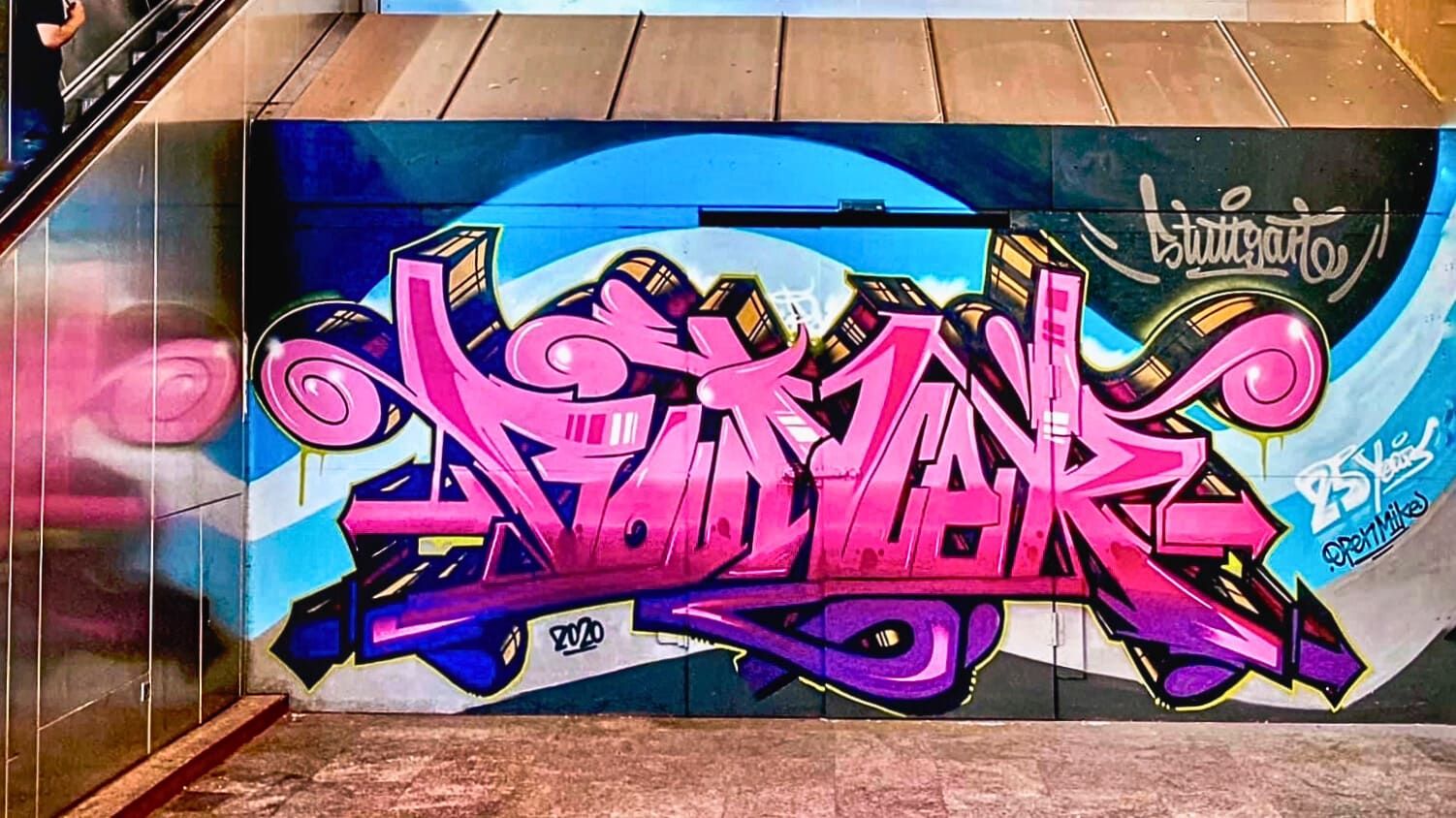 Graffiti Stylewriting im Bouncer-Style von Graffiti Coach Open Mike – kunstvoll gesprayt am Stuttgarter Hauptbahnhof als Tribute an 25 Jahre Urban Art und Styleentwicklung. Graffiti Stylewriting im Bouncer-Style von Graffiti Coach Open Mike – kunstvoll gesprayt am Stuttgarter Hauptbahnhof als Tribute an 25 Jahre Urban Art und Styleentwicklung.