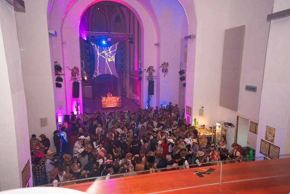 Innenraum der Minoriten Wels mit stimmungsvoller Beleuchtung bei einem Ball Innenraum der Minoriten Wels mit stimmungsvoller Beleuchtung bei einem Ball