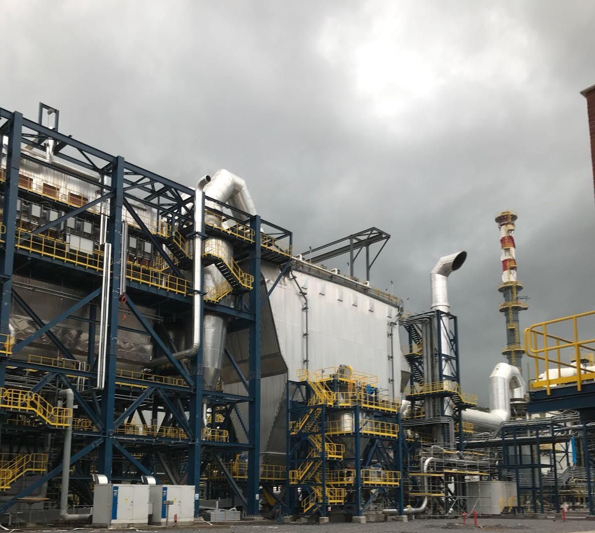 Endüstriyel tesiste izole edilmiş elektrofiltre veya baghouse gövdesi
