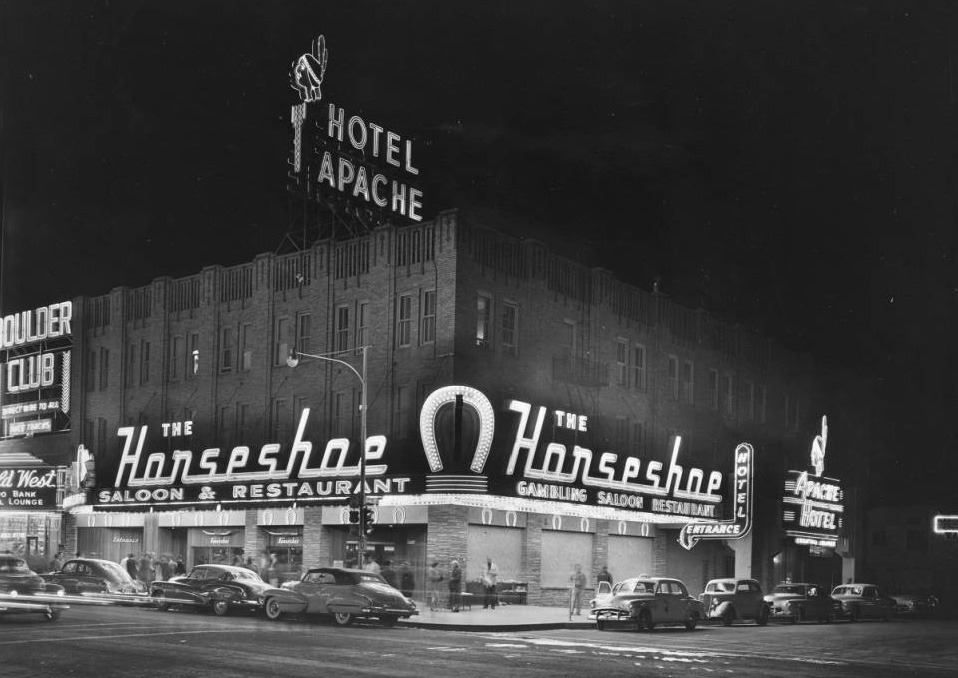 Hôtel Casino,Horseshoe à Las Vegas, en 1951, avec une architecture vintage et une ambiance rétro. Hôtel Casino,Horseshoe à Las Vegas, en 1951, avec une architecture vintage et une ambiance rétro.