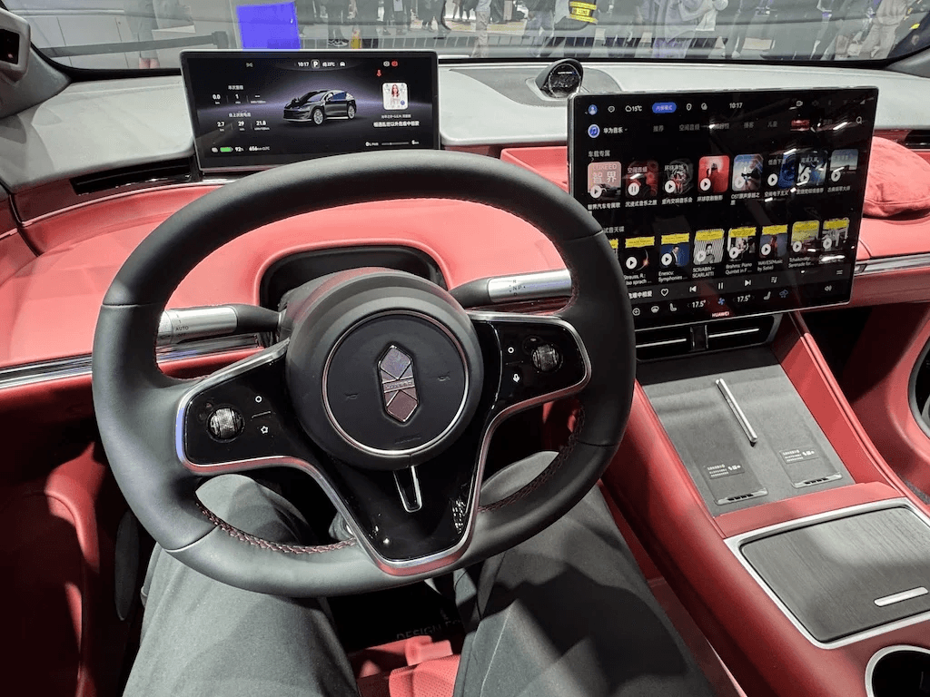 Tableau de bord de la Luxeed R7