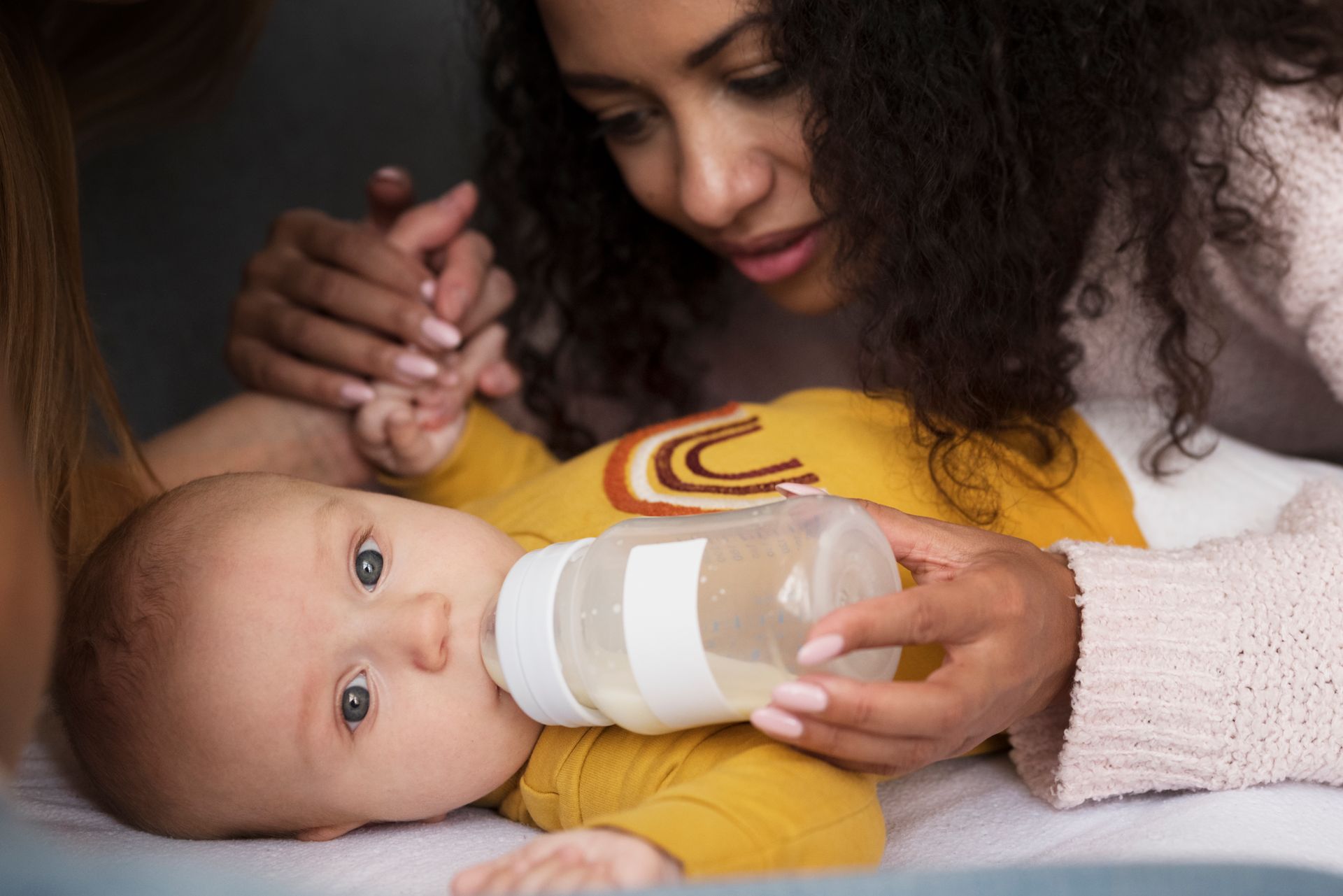 Jeune maman donnant un biberon de lait a son enfant