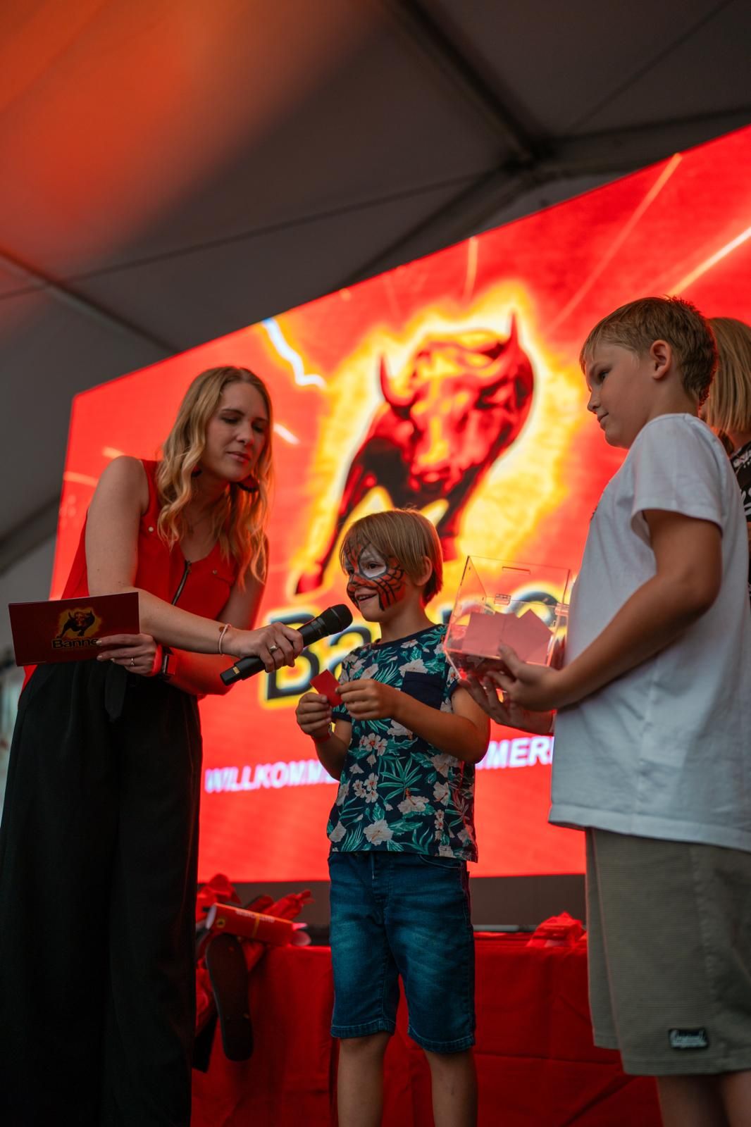 verlosung beim banner sommerfest firmenveranstaltung fotografiert von eventfotograf linz verlosung beim banner sommerfest firmenveranstaltung fotografiert von eventfotograf linz