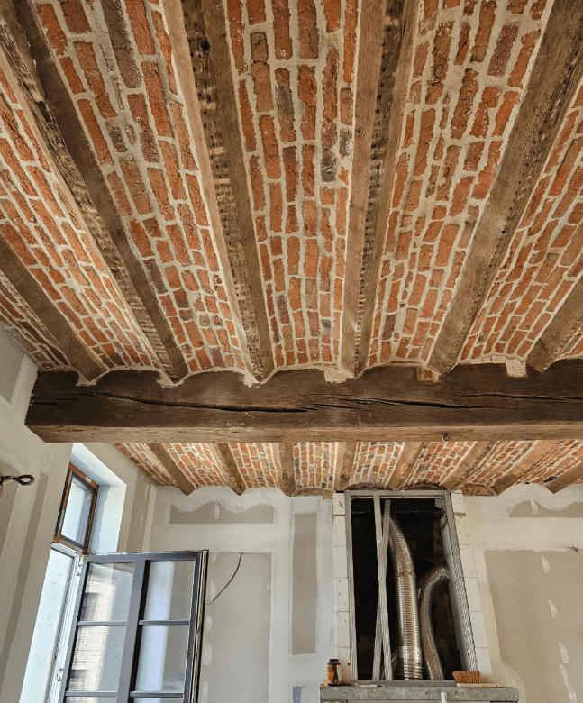 Rénovation par sablage d’une voûte en brique – mise en valeur du charme rustique et des textures naturelles
