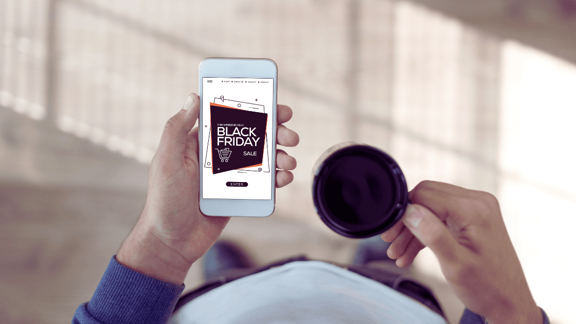 Black Friday - Homem com celular na mão vendo black friday