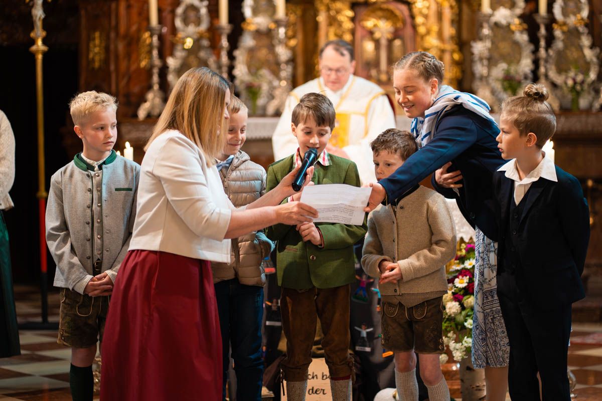 Kinder sprechen Fürbitten bei der Erstkommunion in der Stadtpfarrkirche Scheibbs