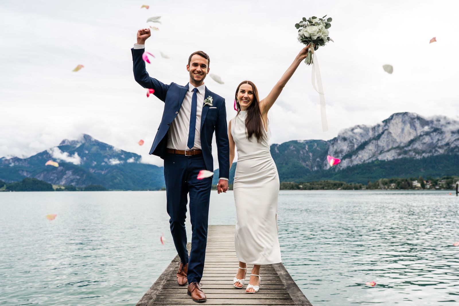 Brautpaar auf dem Steg am Mondsee während des Hochzeitsfotoshootings. Brautpaar auf dem Steg am Mondsee während des Hochzeitsfotoshootings.