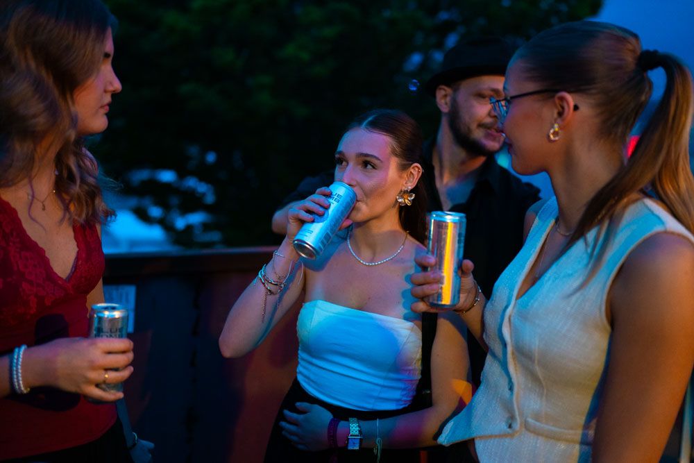 anstoßen mit bluebomb water event linz