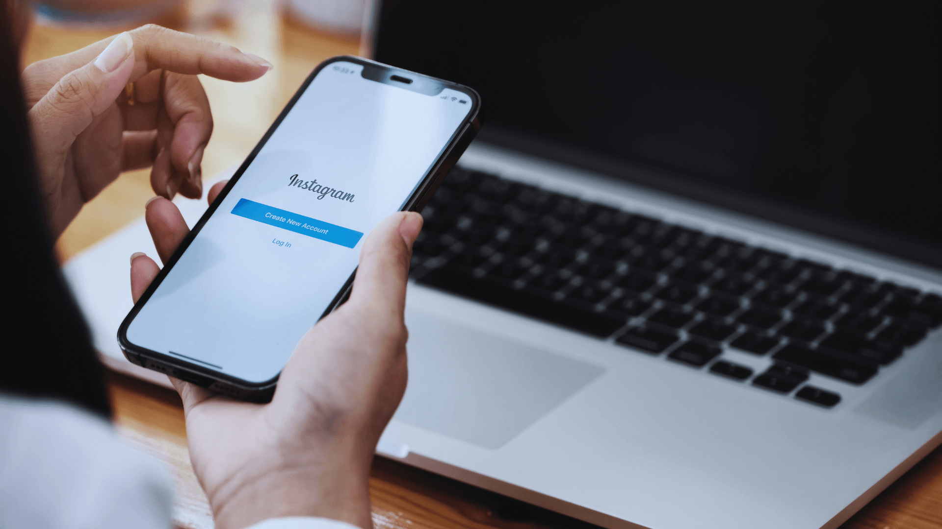 Mão de uma mulher com o celular ligando no Instagram
