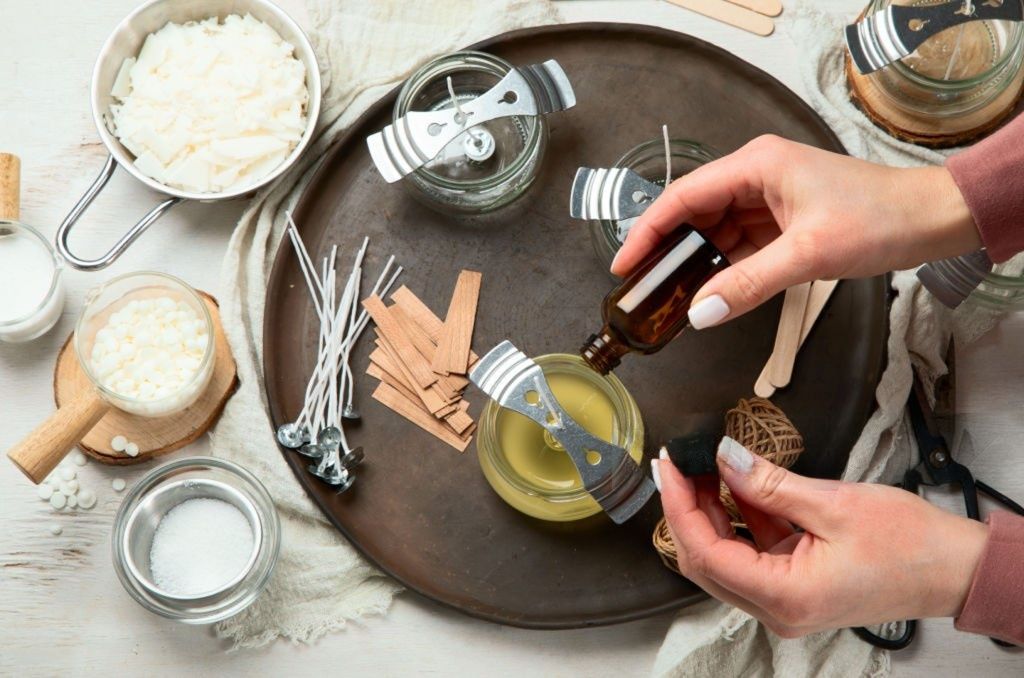 une personne en plein préparation d'une création de bougie maison. une personne en plein préparation d'une création de bougie maison.