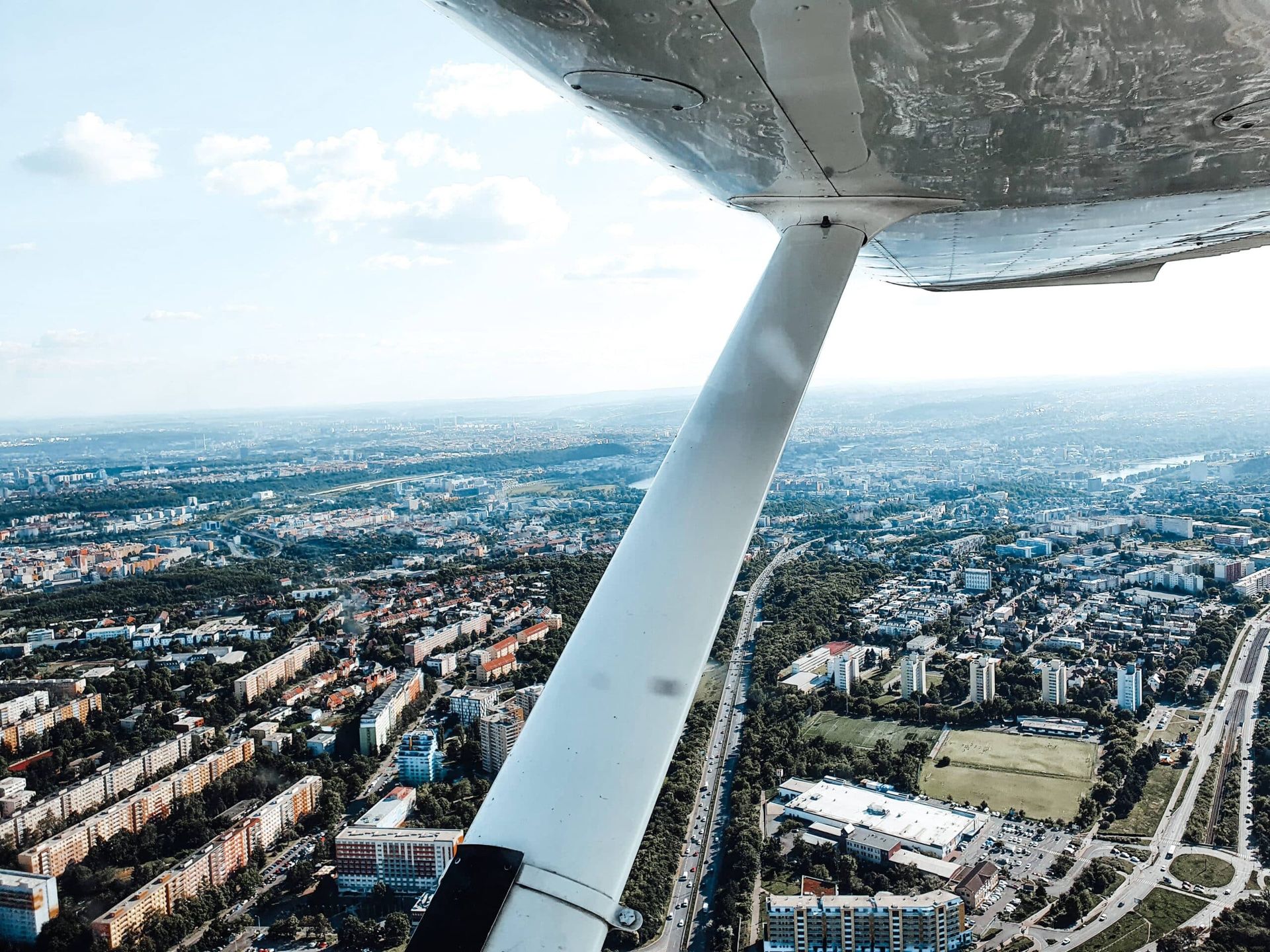 Latala Pani Z Panem Aeroplanem Vyhlídkové lety z Prahy | Aeroplánem