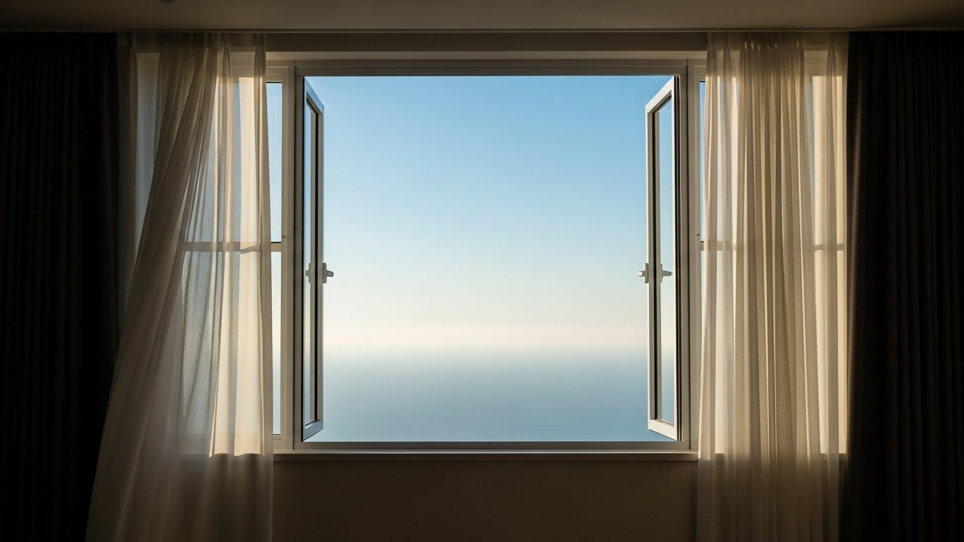 Janela aberta com cortinas leves deixando a luz do dia entrar, ao fundo um céu azul claro e horizonte suave, transmitindo sensação de abertura, clareza, fé e novos começos.