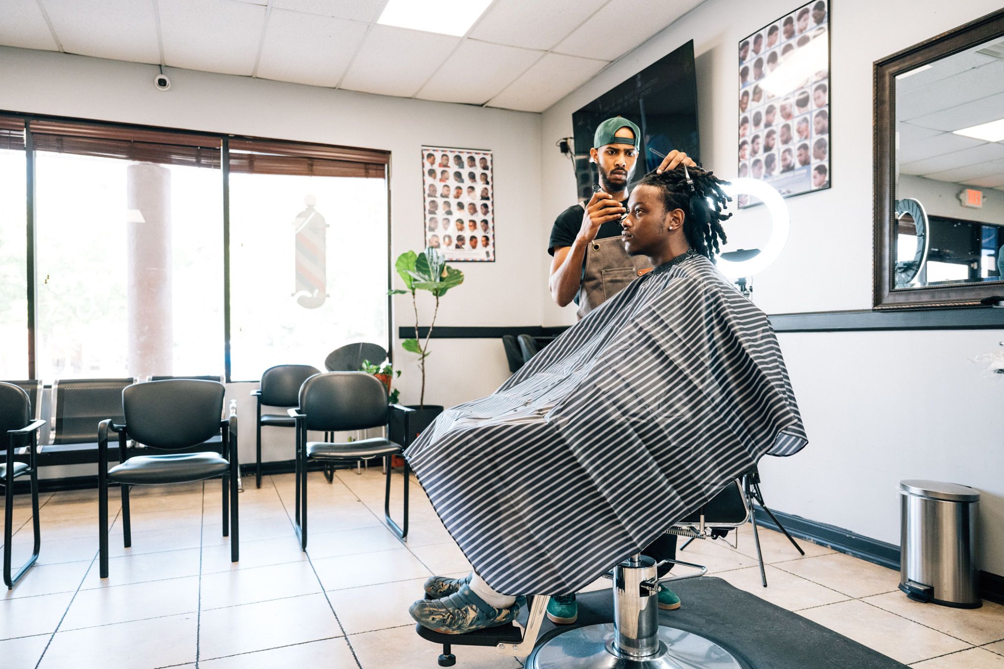 barber styling mens hair