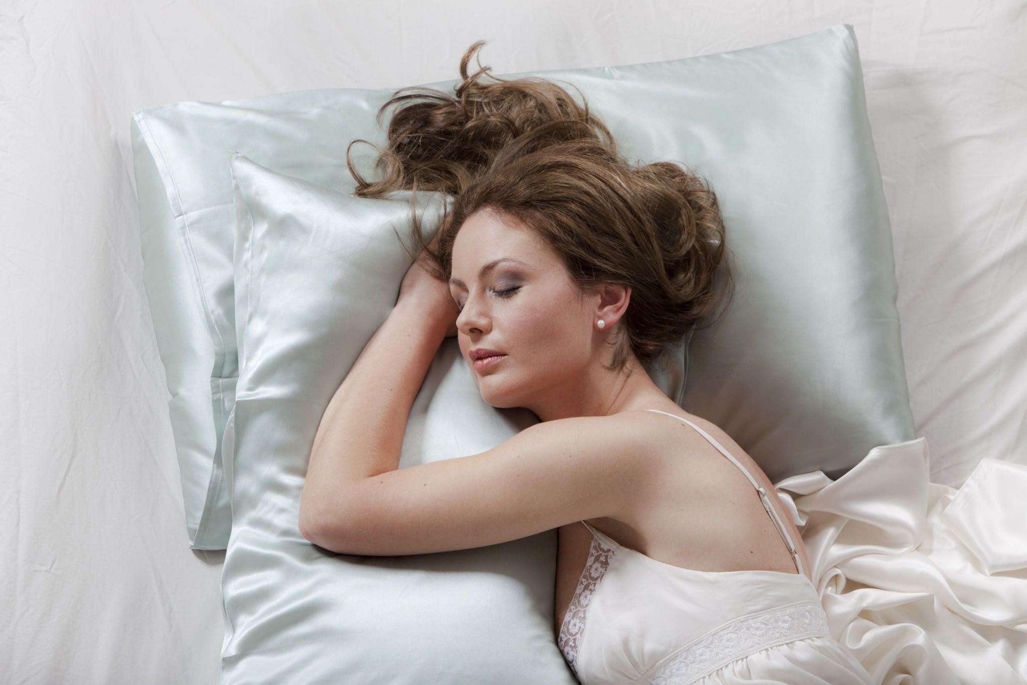 woman sleeping with silk pillowcase