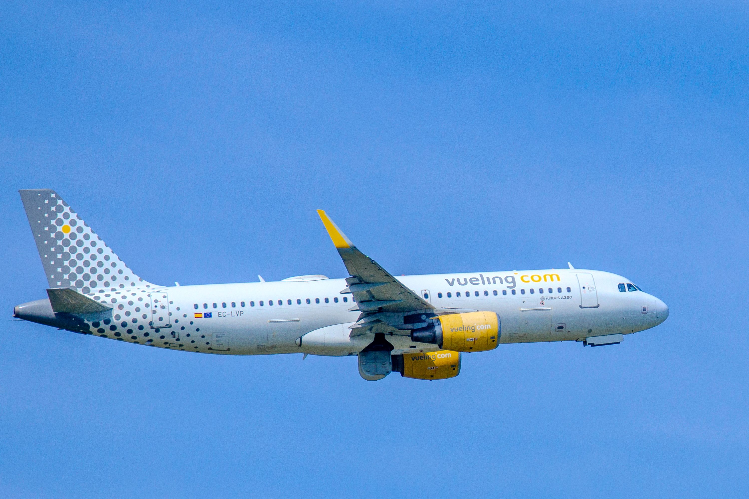 Avión de Vueling airlines tras despegar del aeropuerto de Bruselas a muy buen precio.