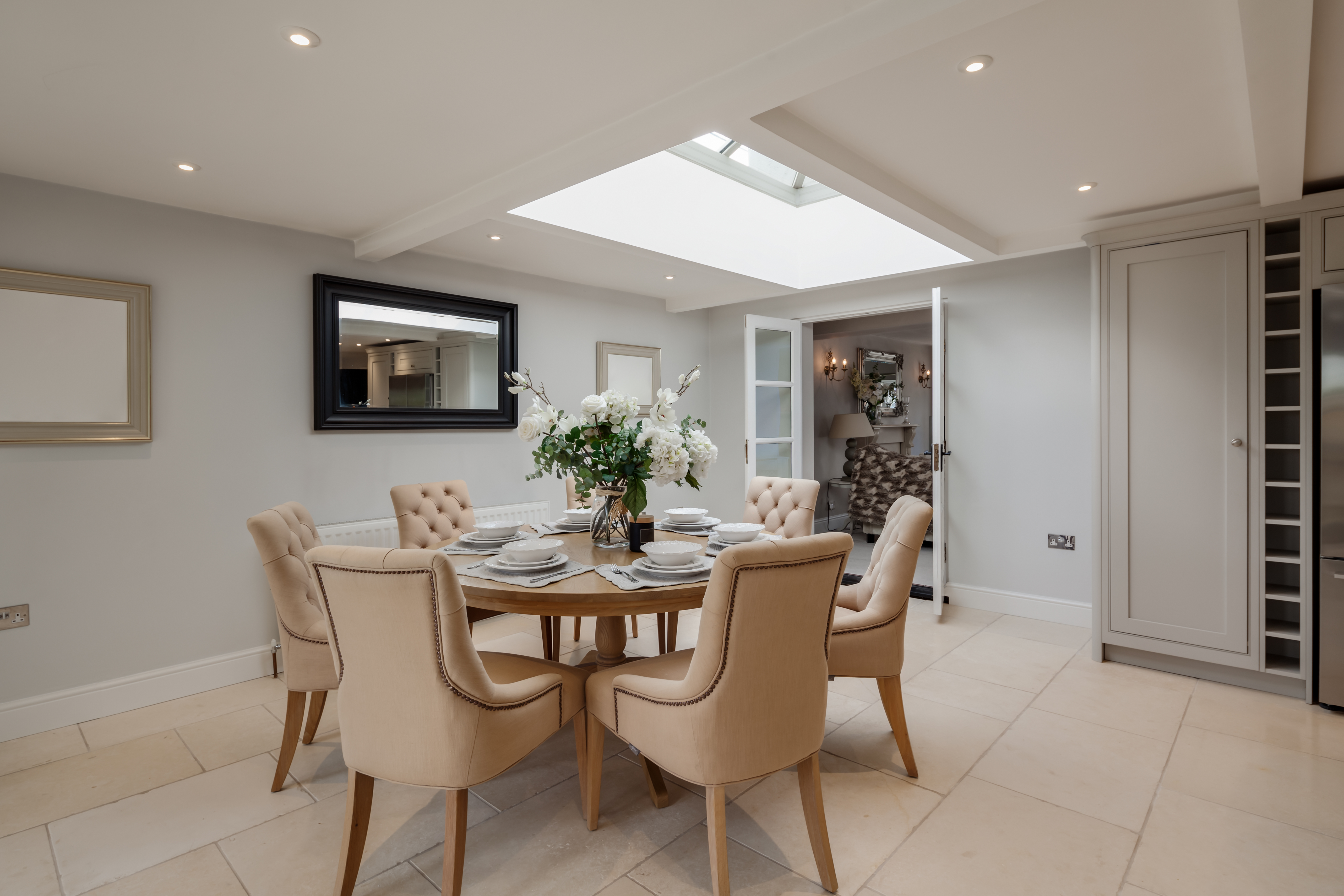 Mesa de comedor en habitación decorada en tonos de blanco Mesa de comedor en habitación decorada en tonos de blanco