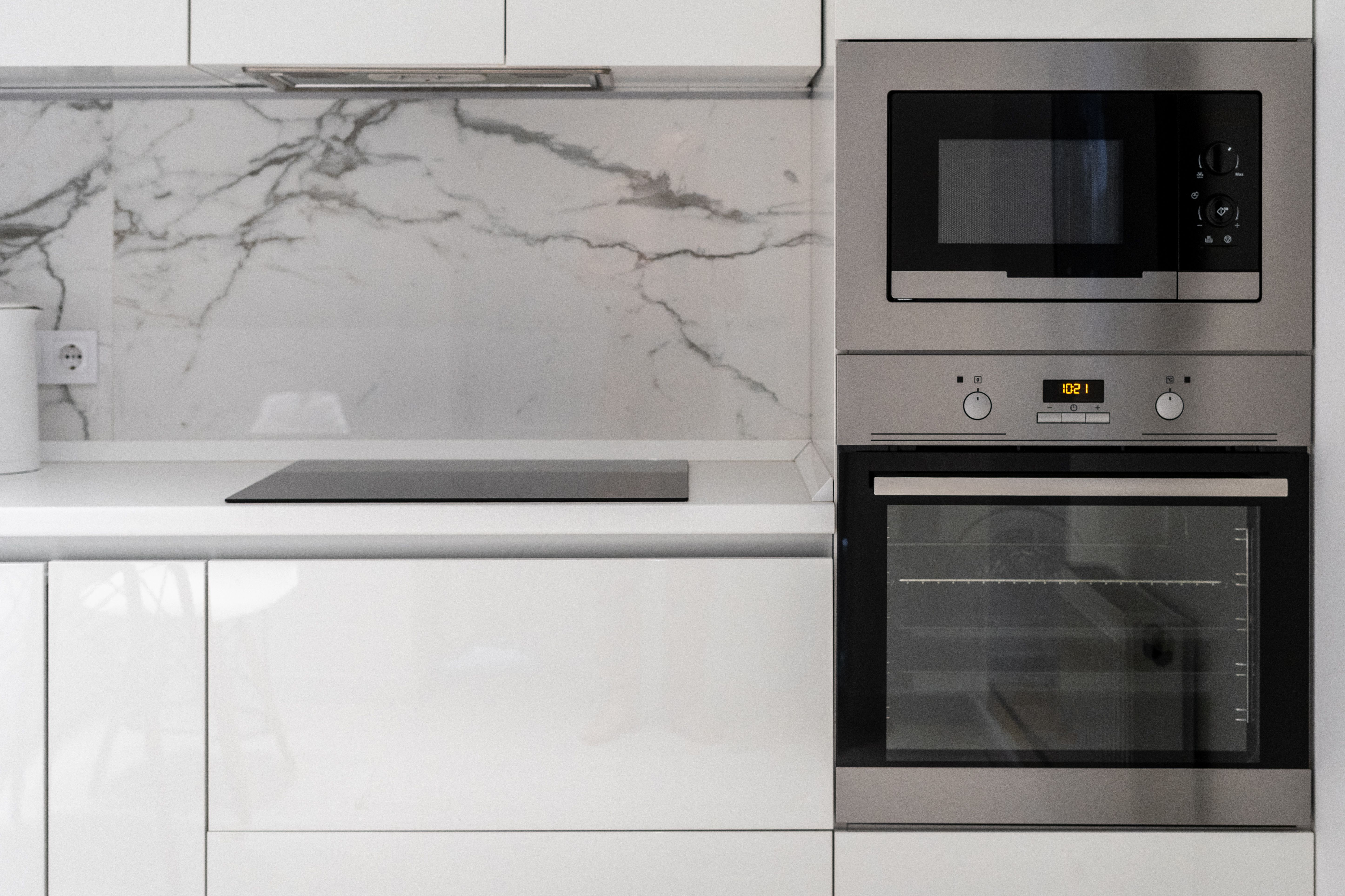 Kitchen counter with electrical plate, oven and microwave
