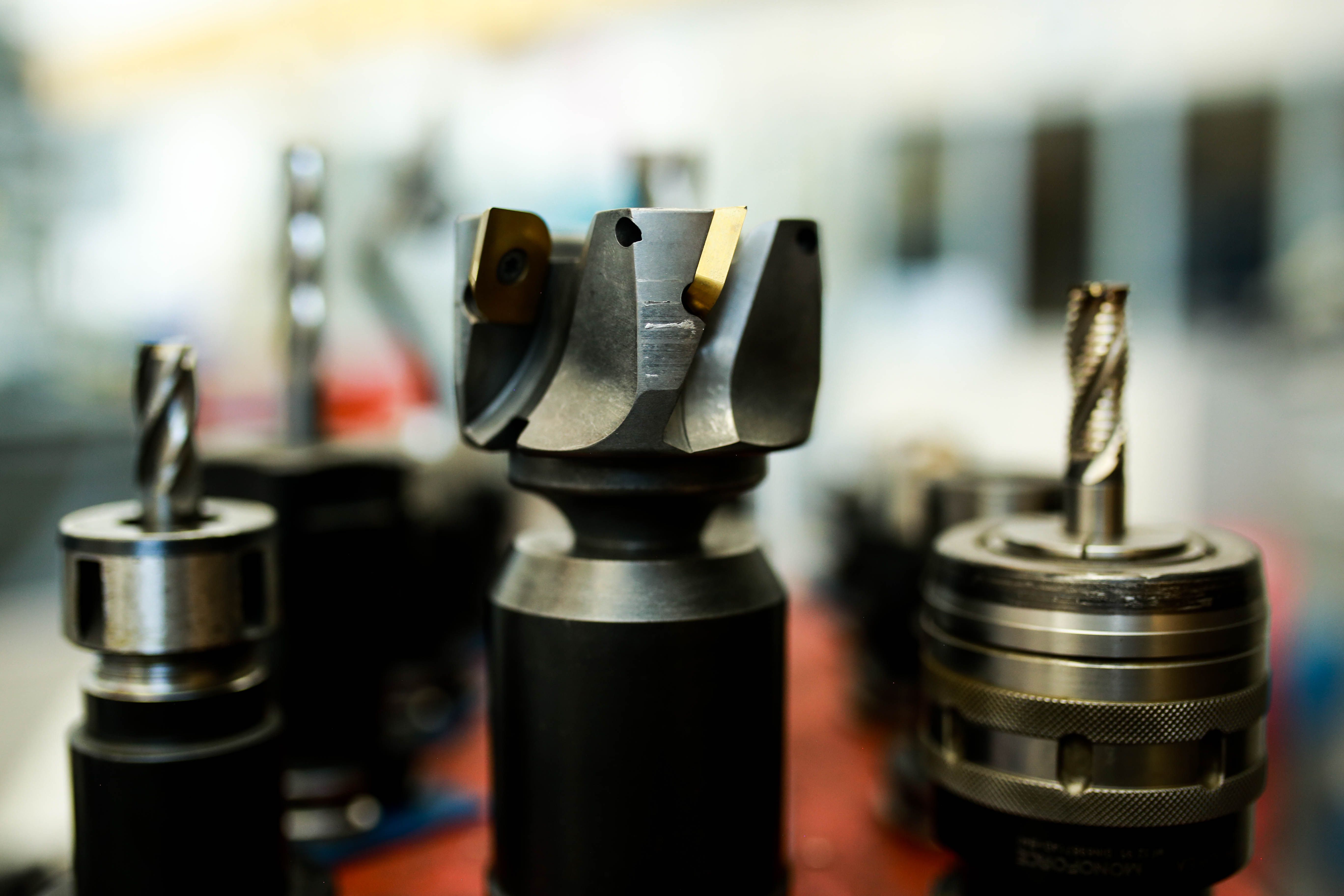 utensili da taglio utilizzati nella fresatrice CNC.  fresatura frontale con inserto, fresa montata nel portautensili