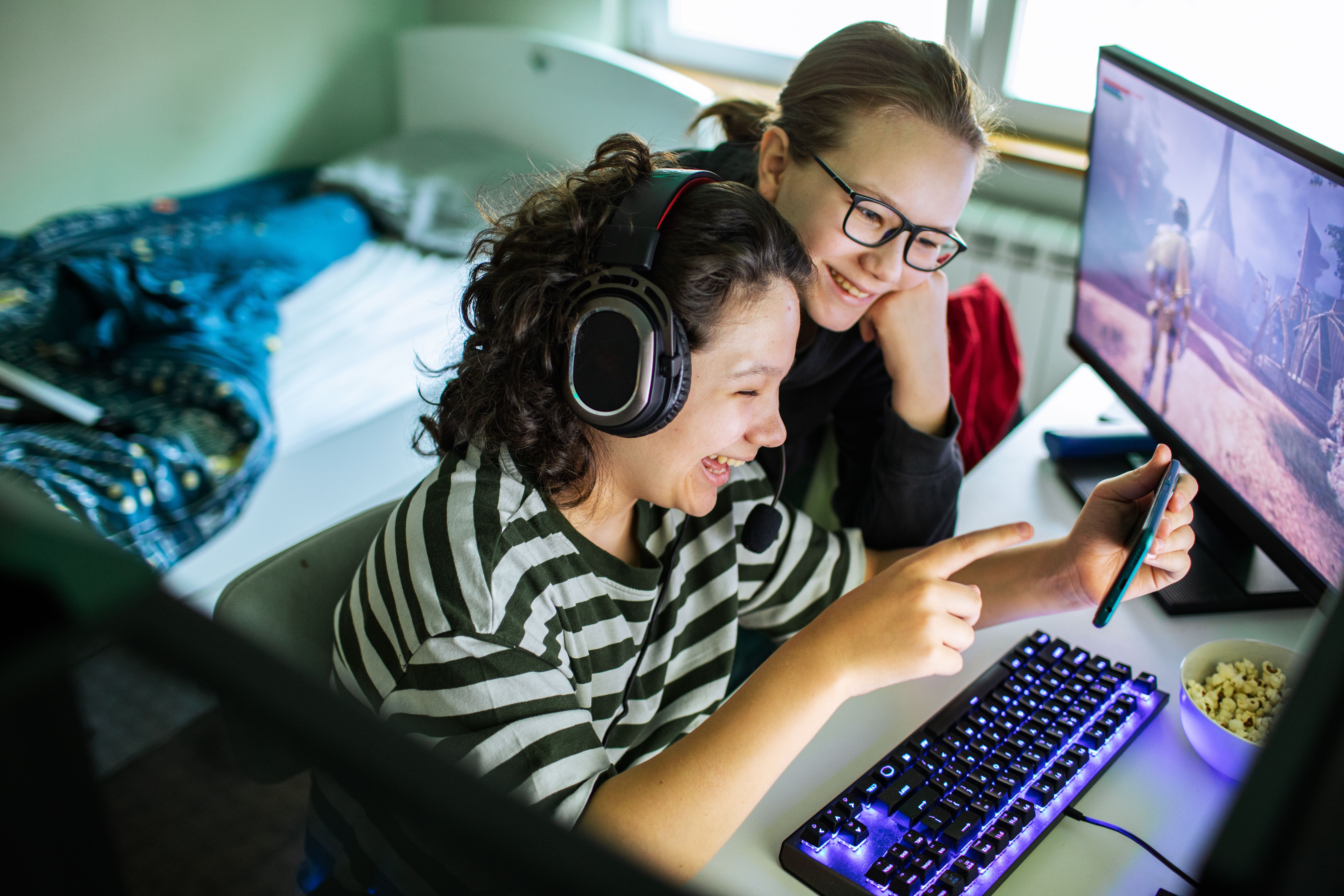 people playing online games