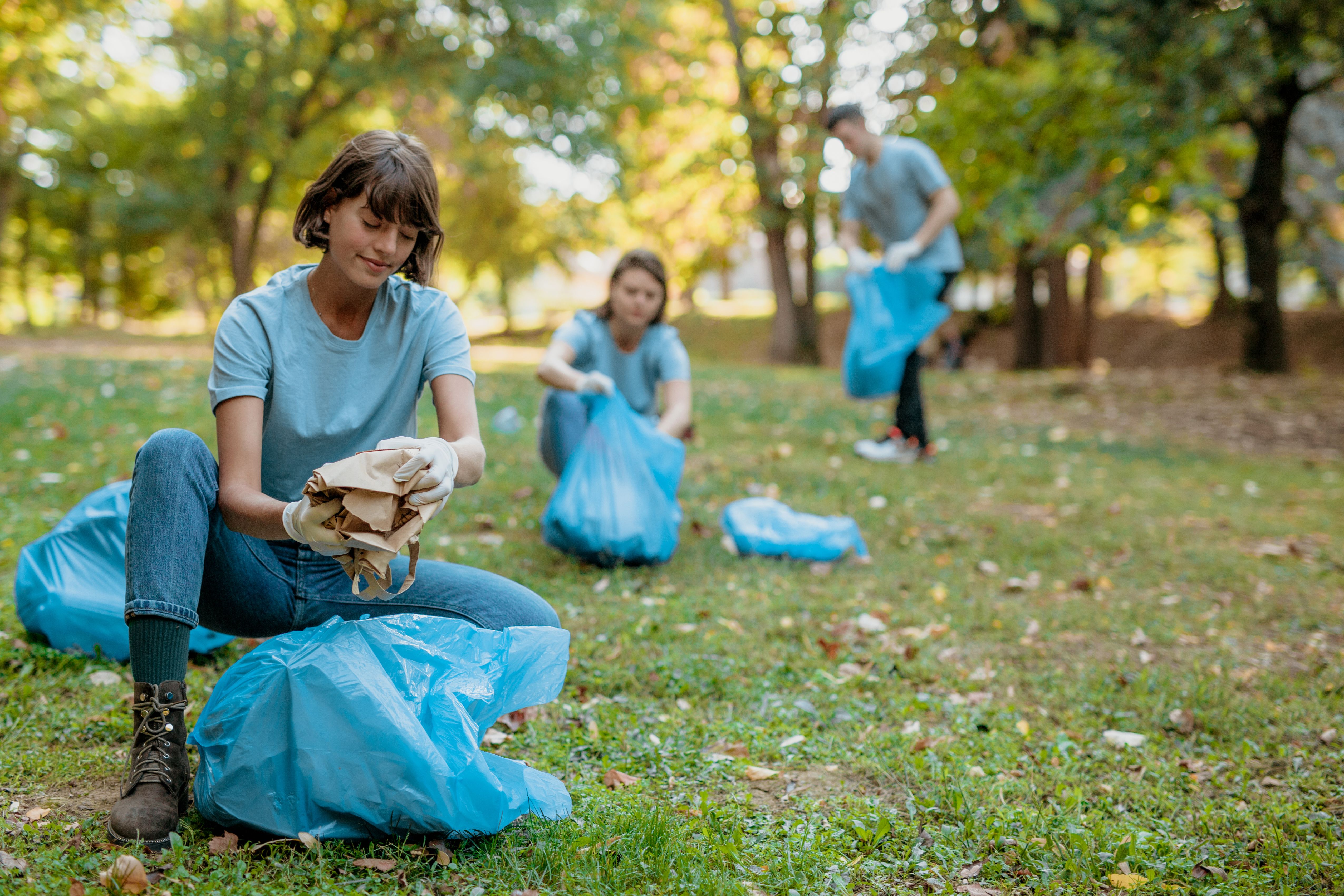 volunteers cleaning park