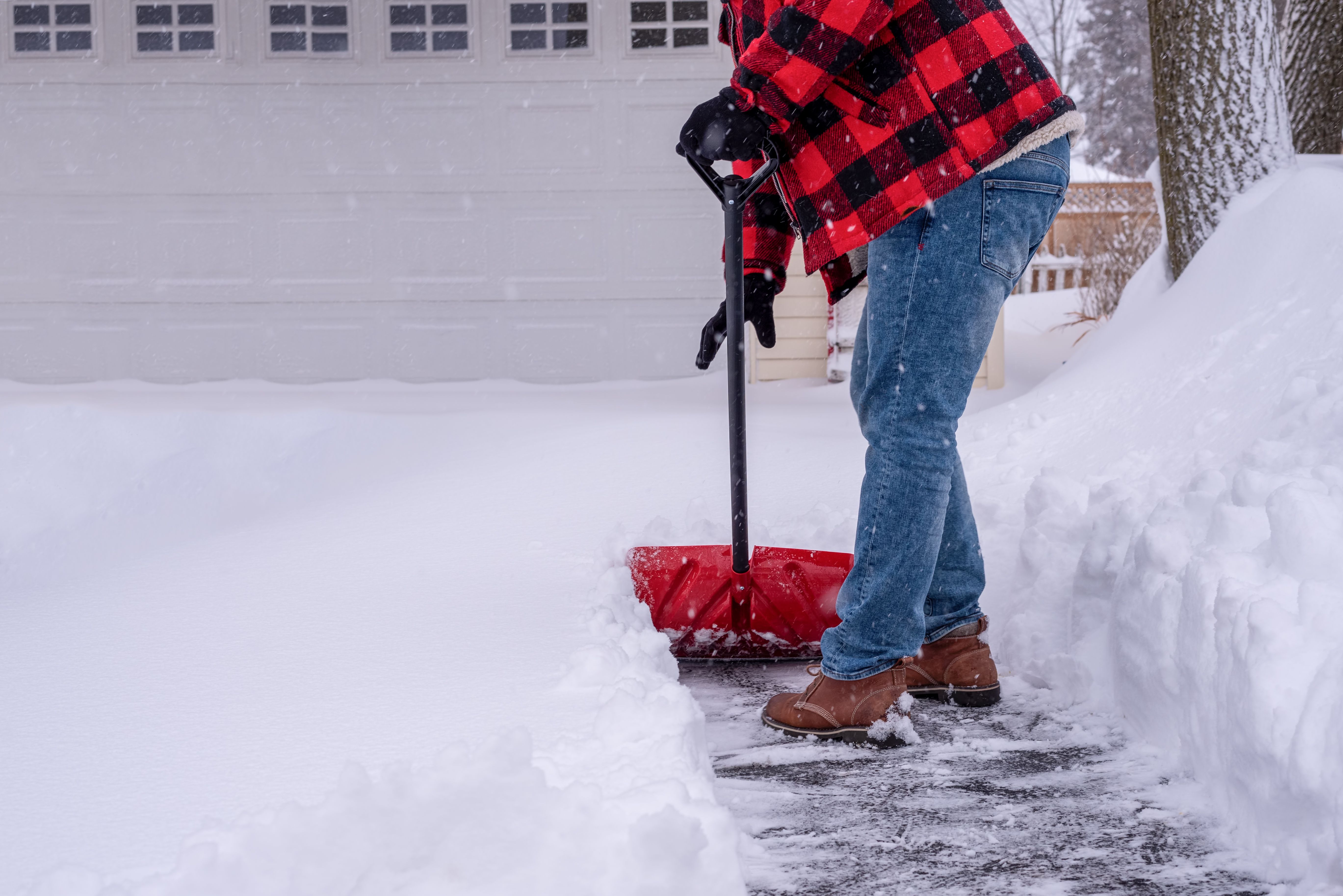 snow shovel driveway