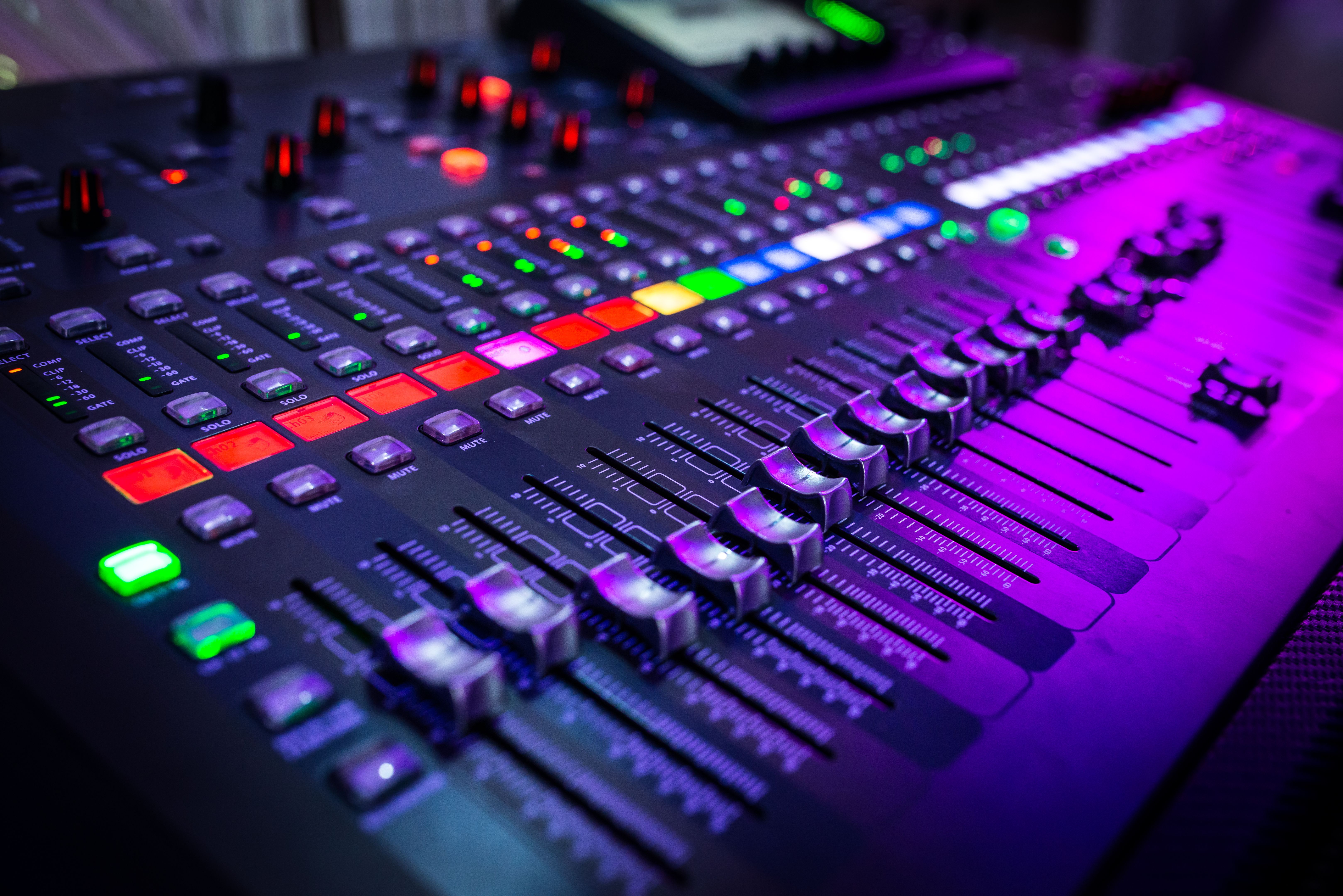 audio mixing console
