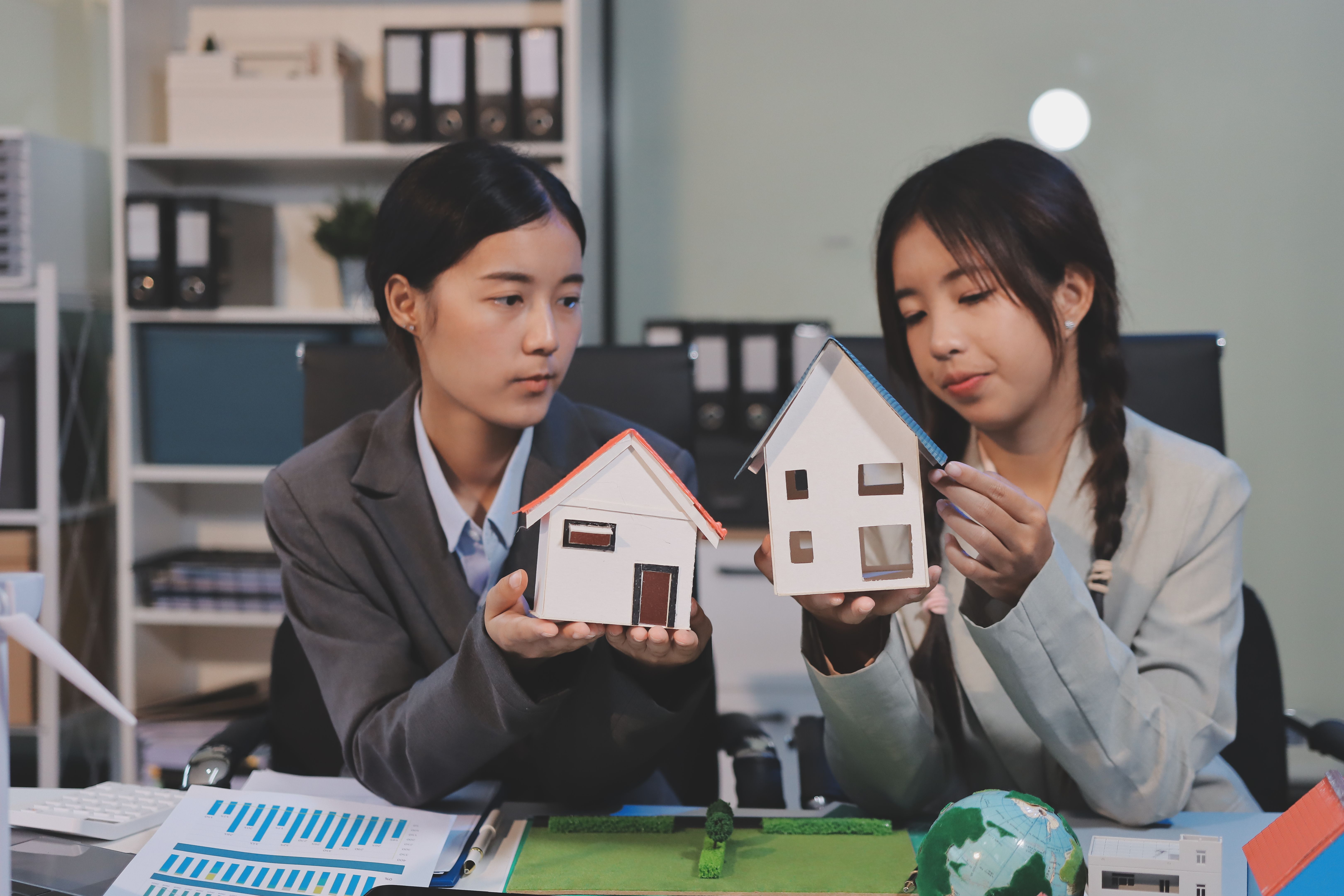 Asian woman lead young group of multiethnic businesspeople in team meeting, using laptop computer for ESG topic presentation on monitor. Sustainable business practice, people work at home concept Asian woman lead young group of multiethnic businesspeople in team meeting, using laptop computer for ESG topic presentation on monitor. Sustainable business practice, people work at home concept