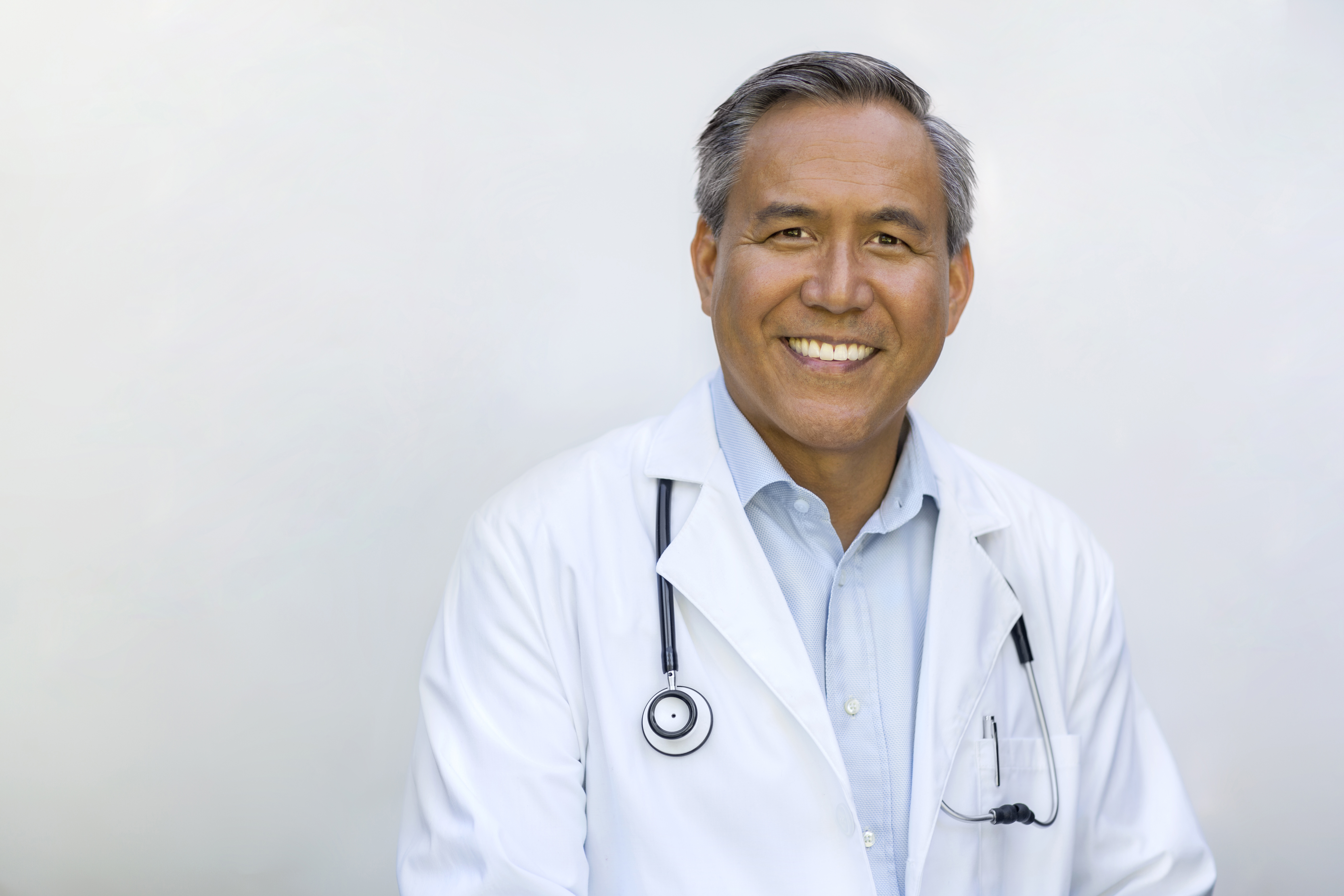 Portrait d’un homme d’âge mûr avec un stéthoscope (médecin) Portrait d’un homme d’âge mûr avec un stéthoscope (médecin)
