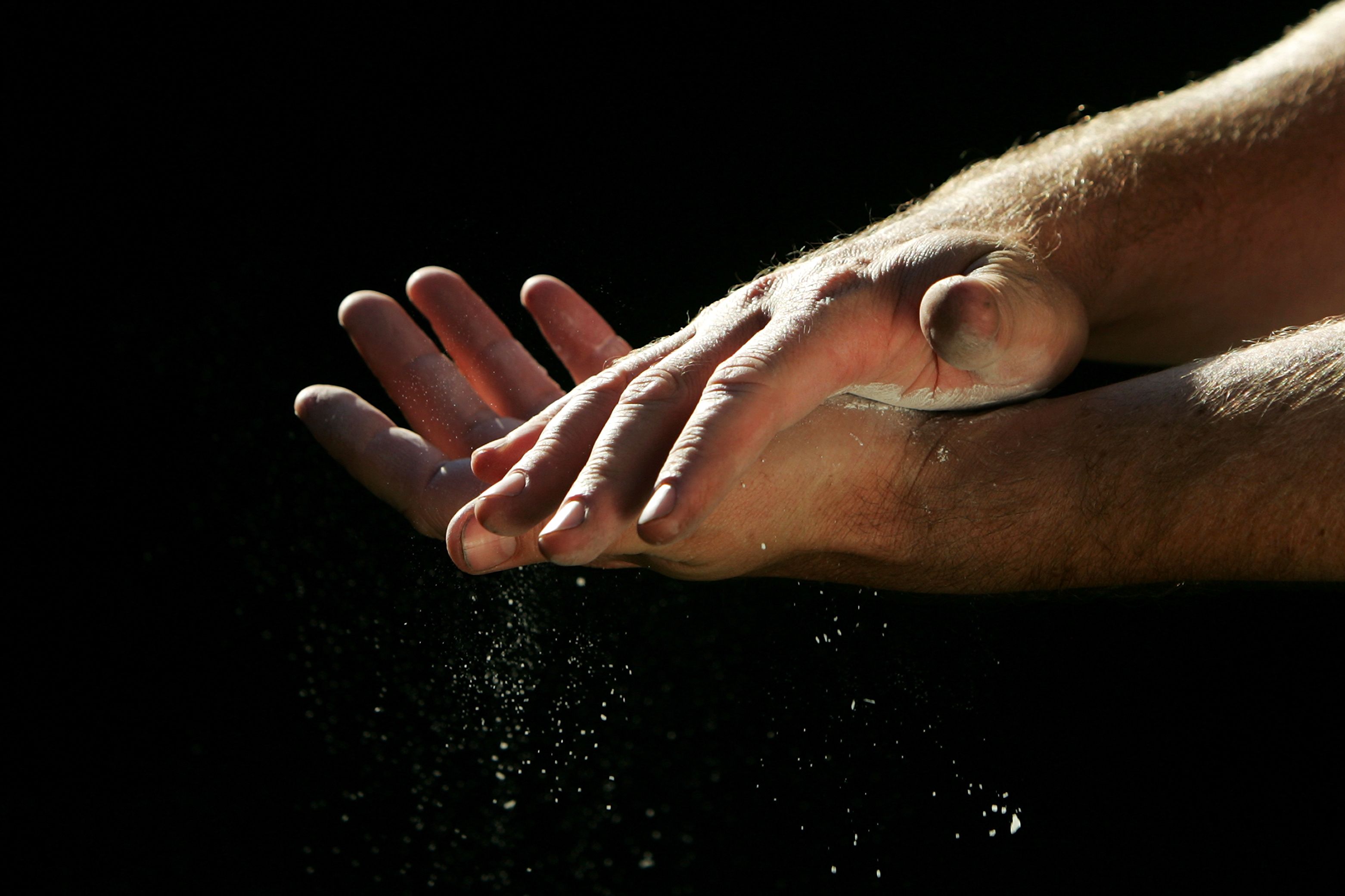 hand chalk weightlifting