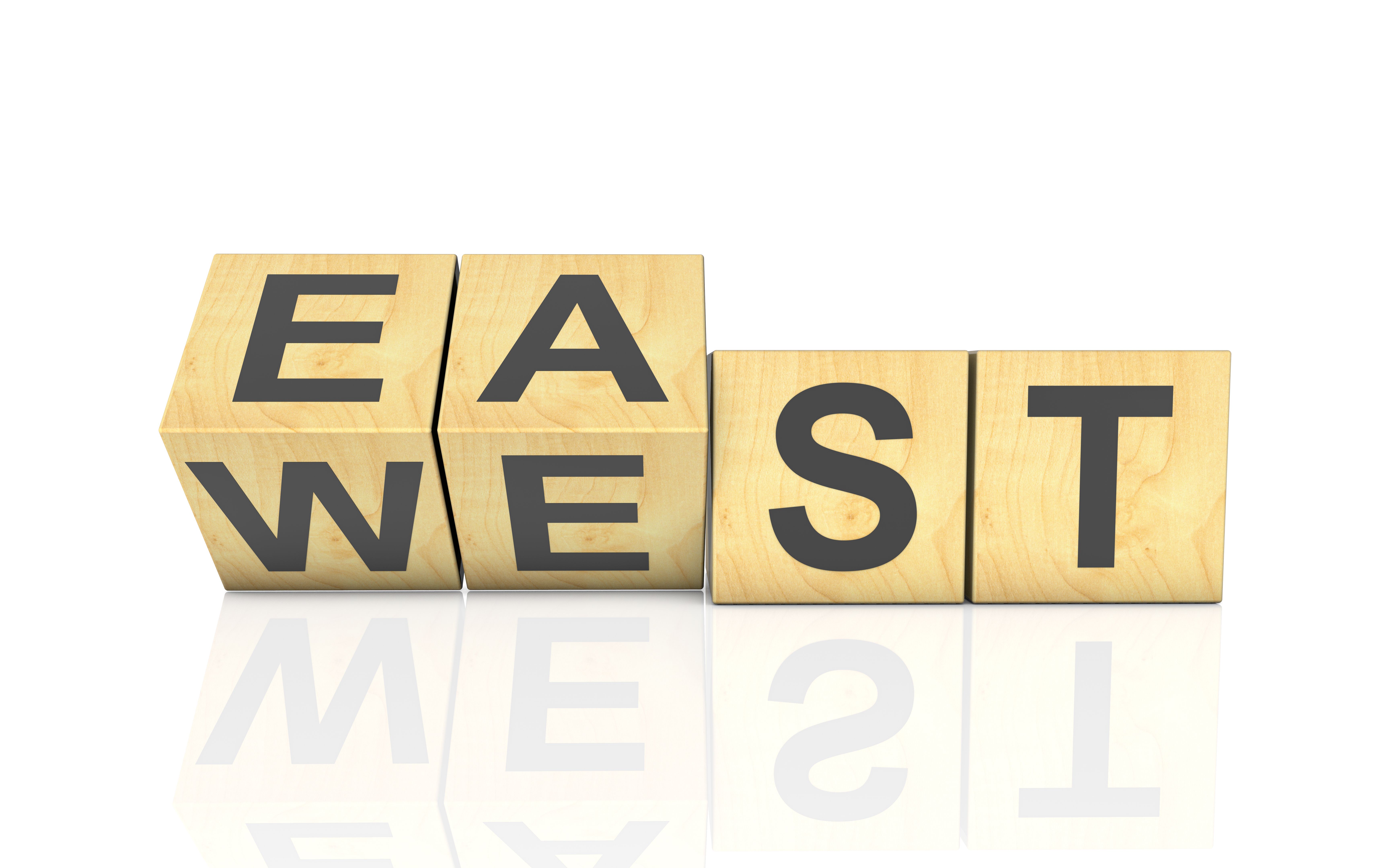 Holzwürfel drehen sich von Ost nach West. Businessplanung, Vision, Regie oder Entscheidungskonzept. Holzwürfel drehen sich von Ost nach West. Businessplanung, Vision, Regie oder Entscheidungskonzept.