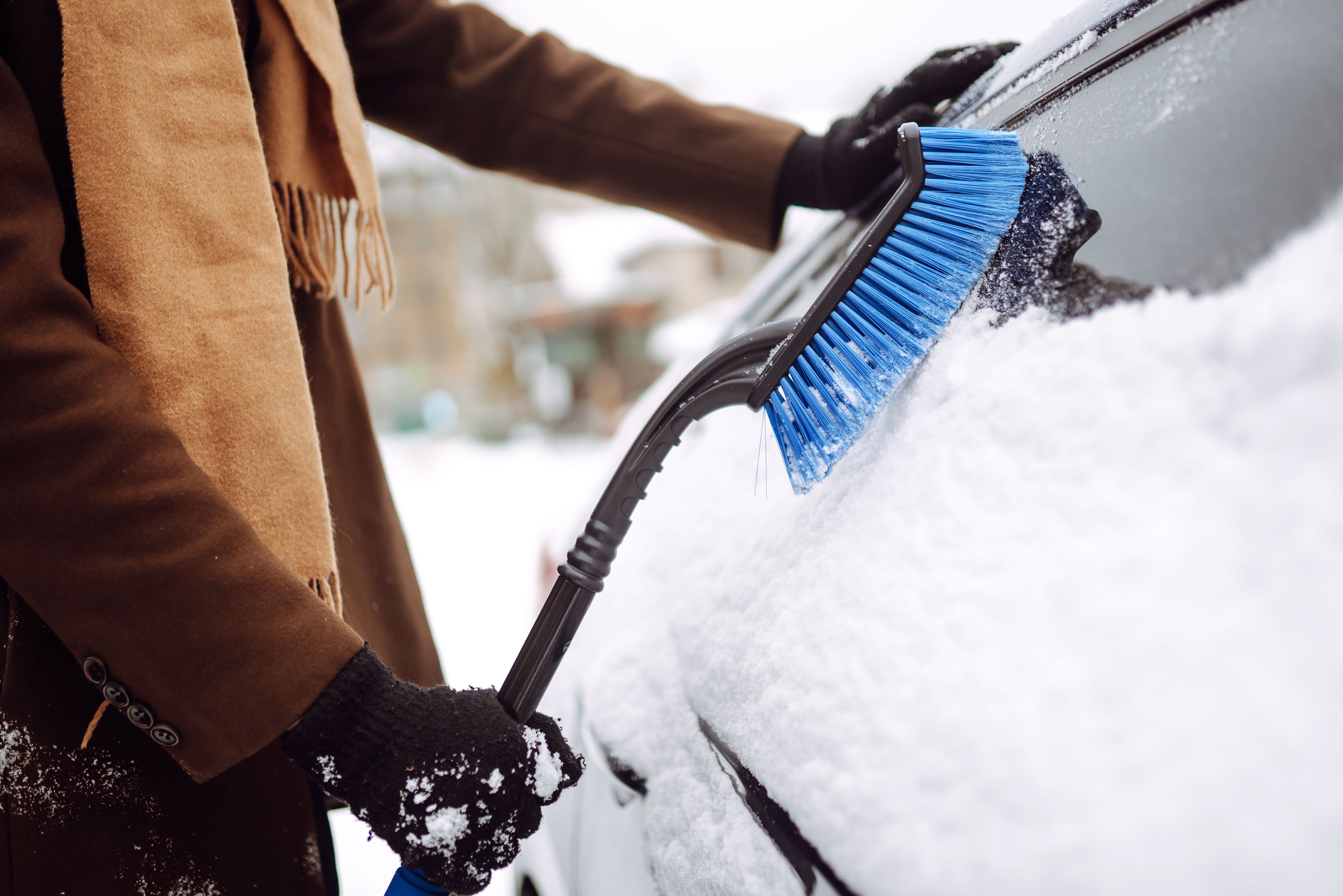 car snow cleaning