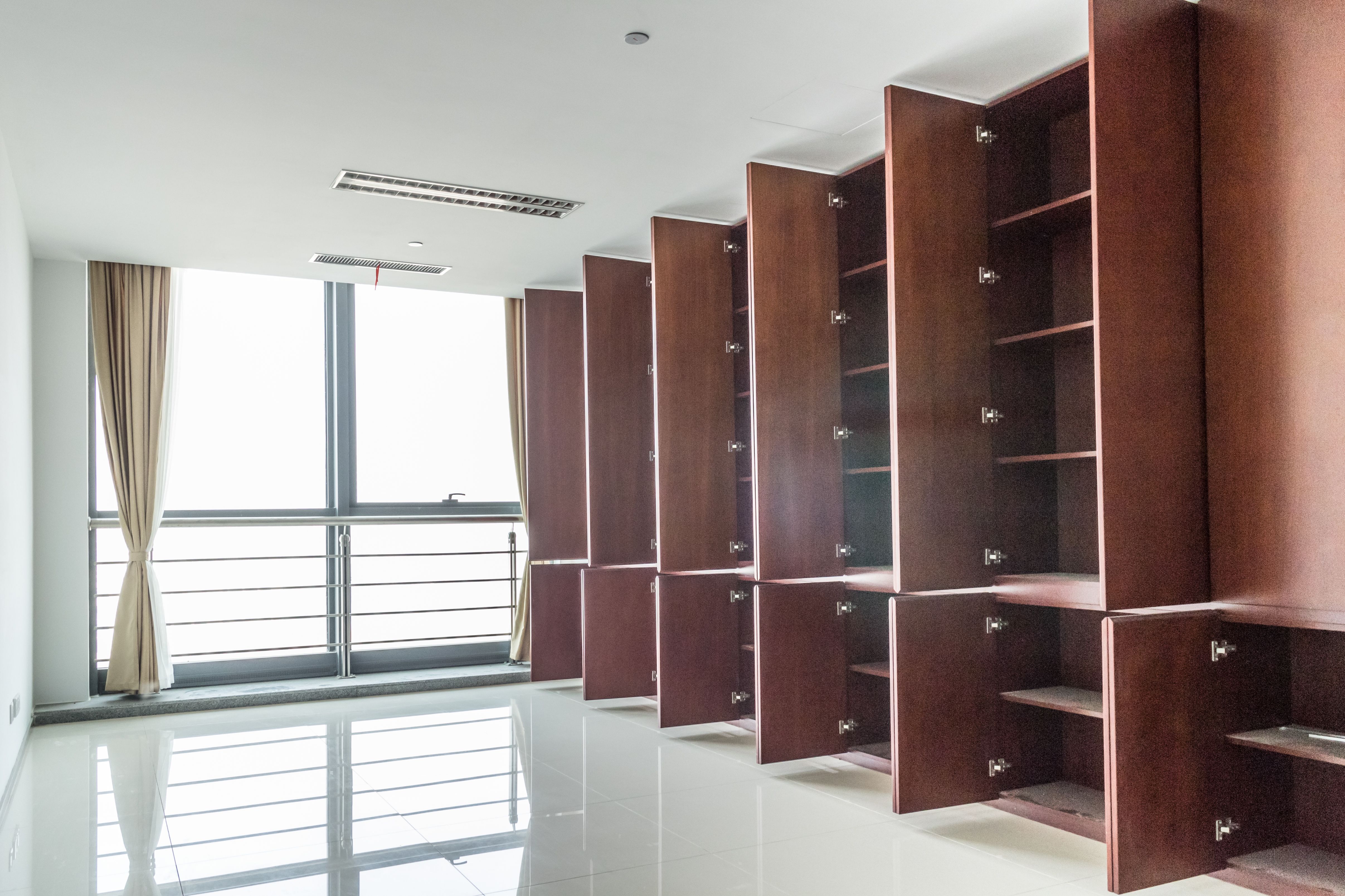 Dulap furnir stejar  6 metri cu usi pe perete alb in camera ampla