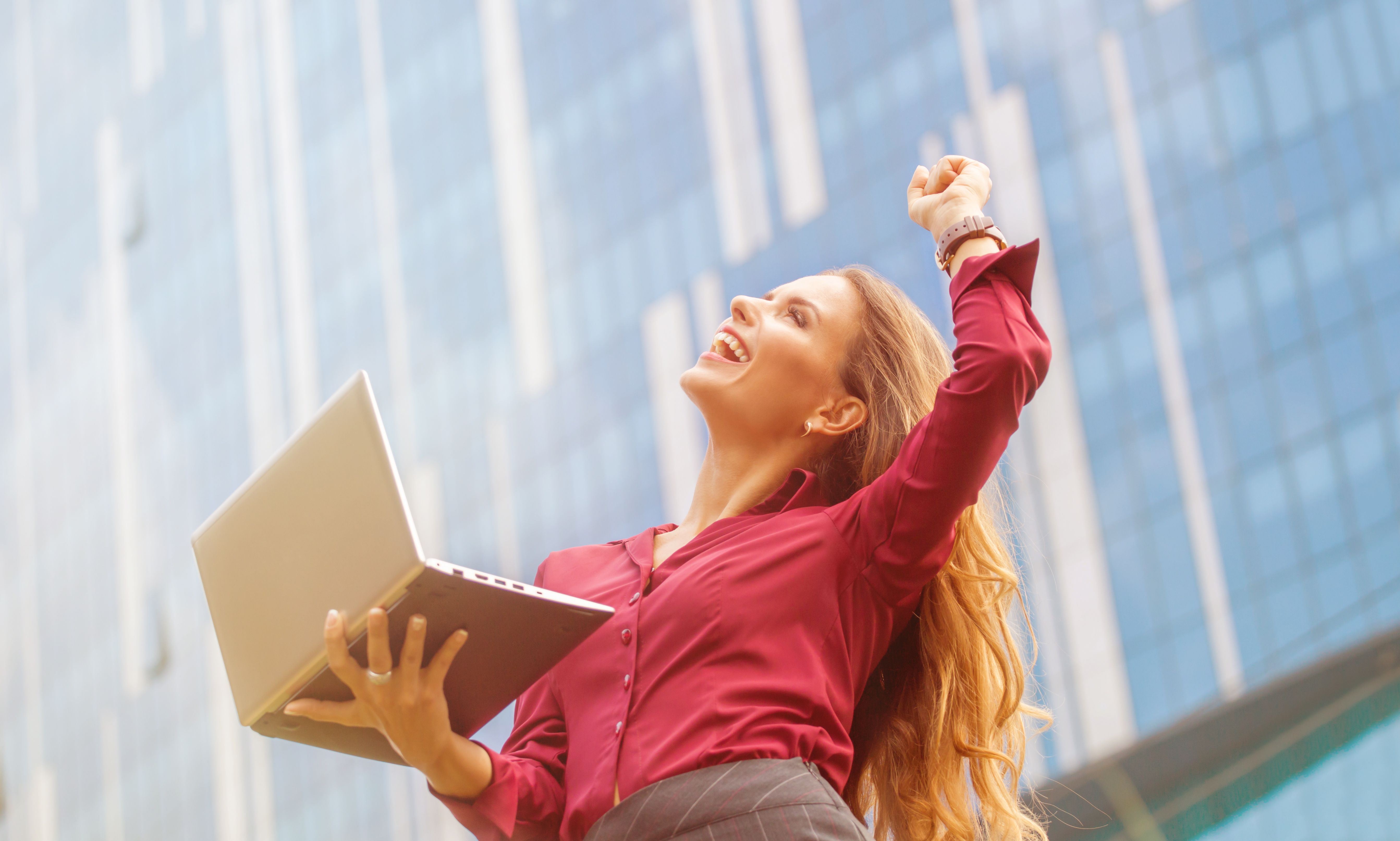 Mujer de negocios celebrando la victoria