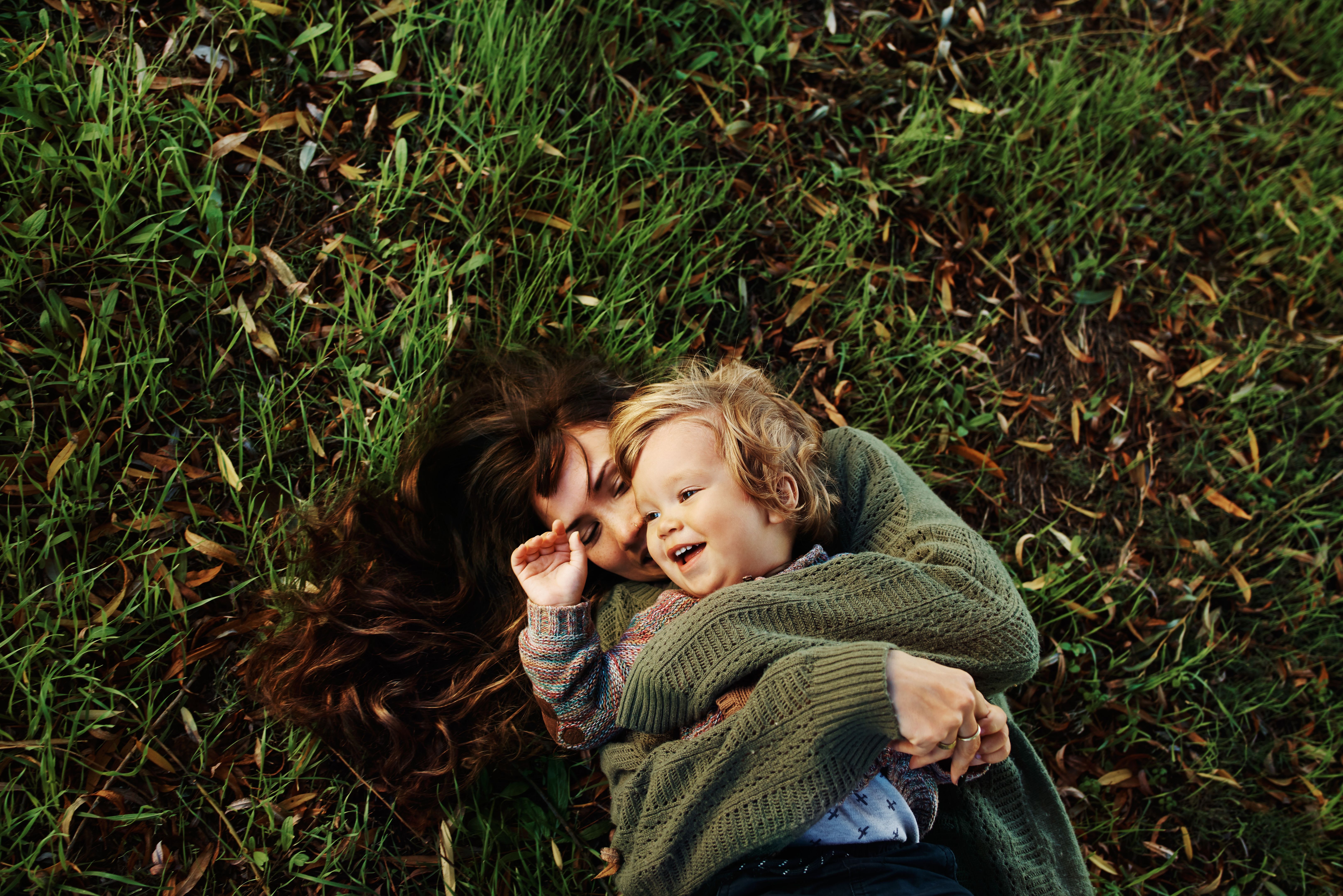 Scatto di una madre single che trascorre un po' di tempo al parco con suo figlio