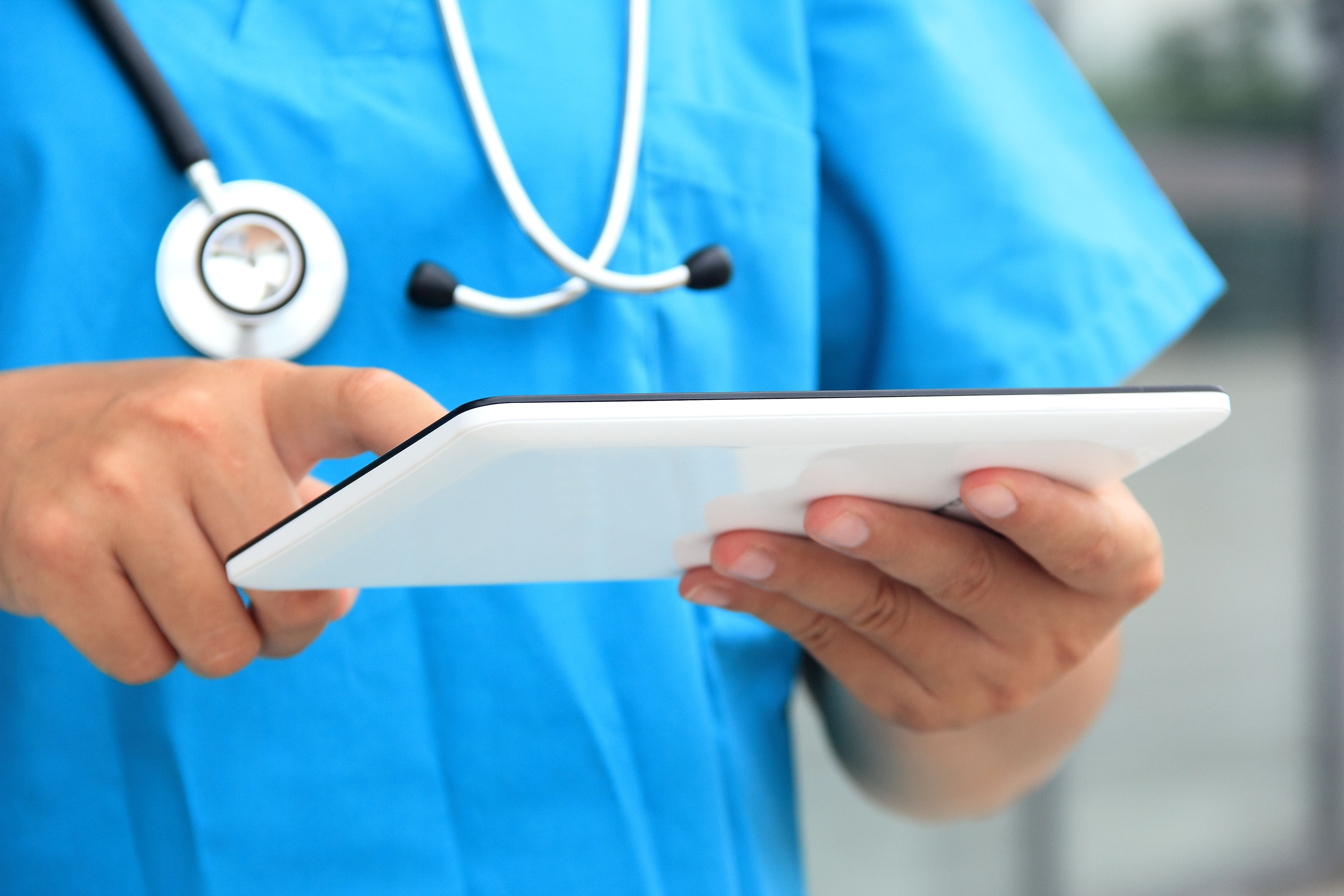 Feminino médico usando um tablet