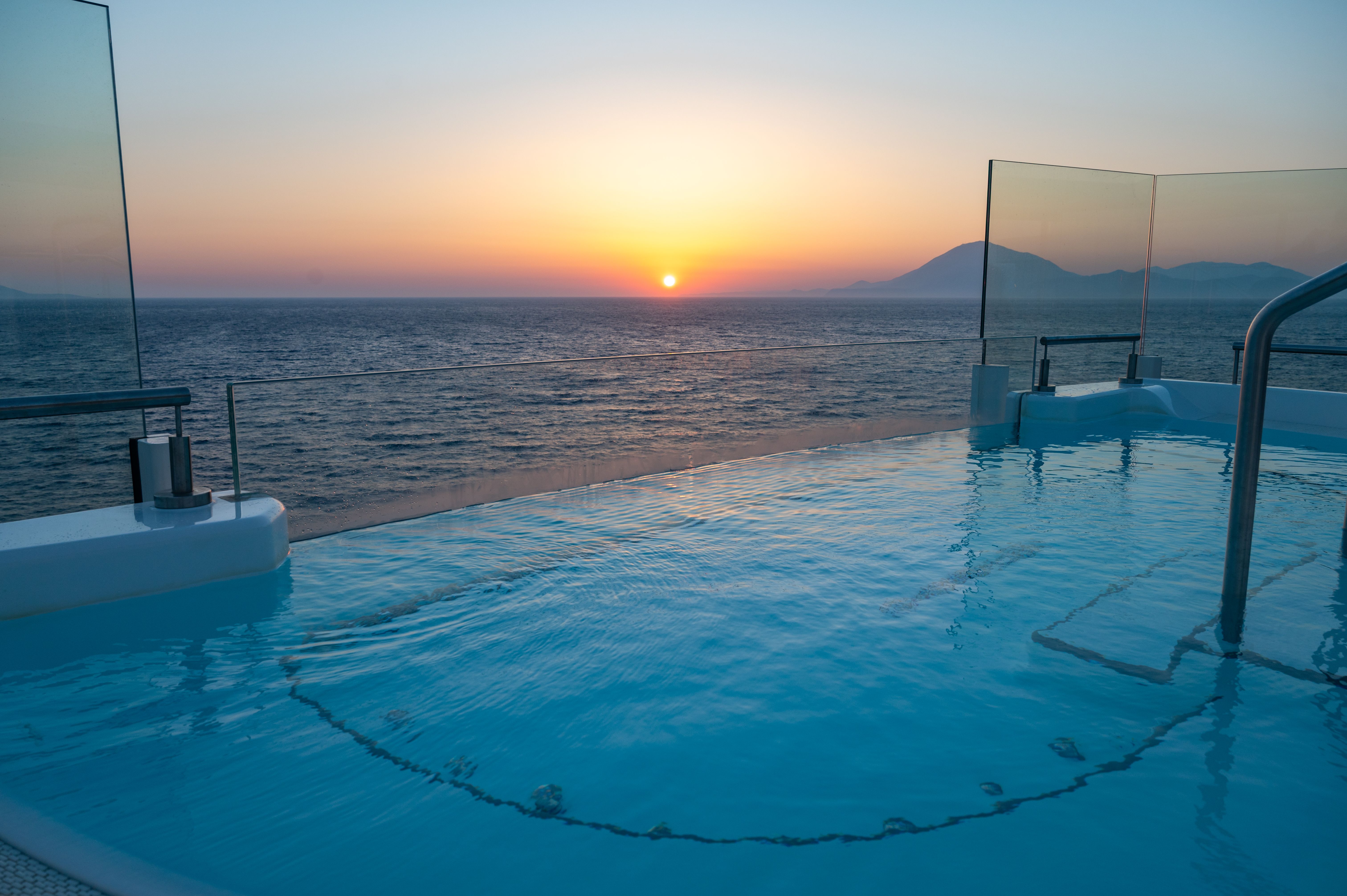 infinity pool santorini