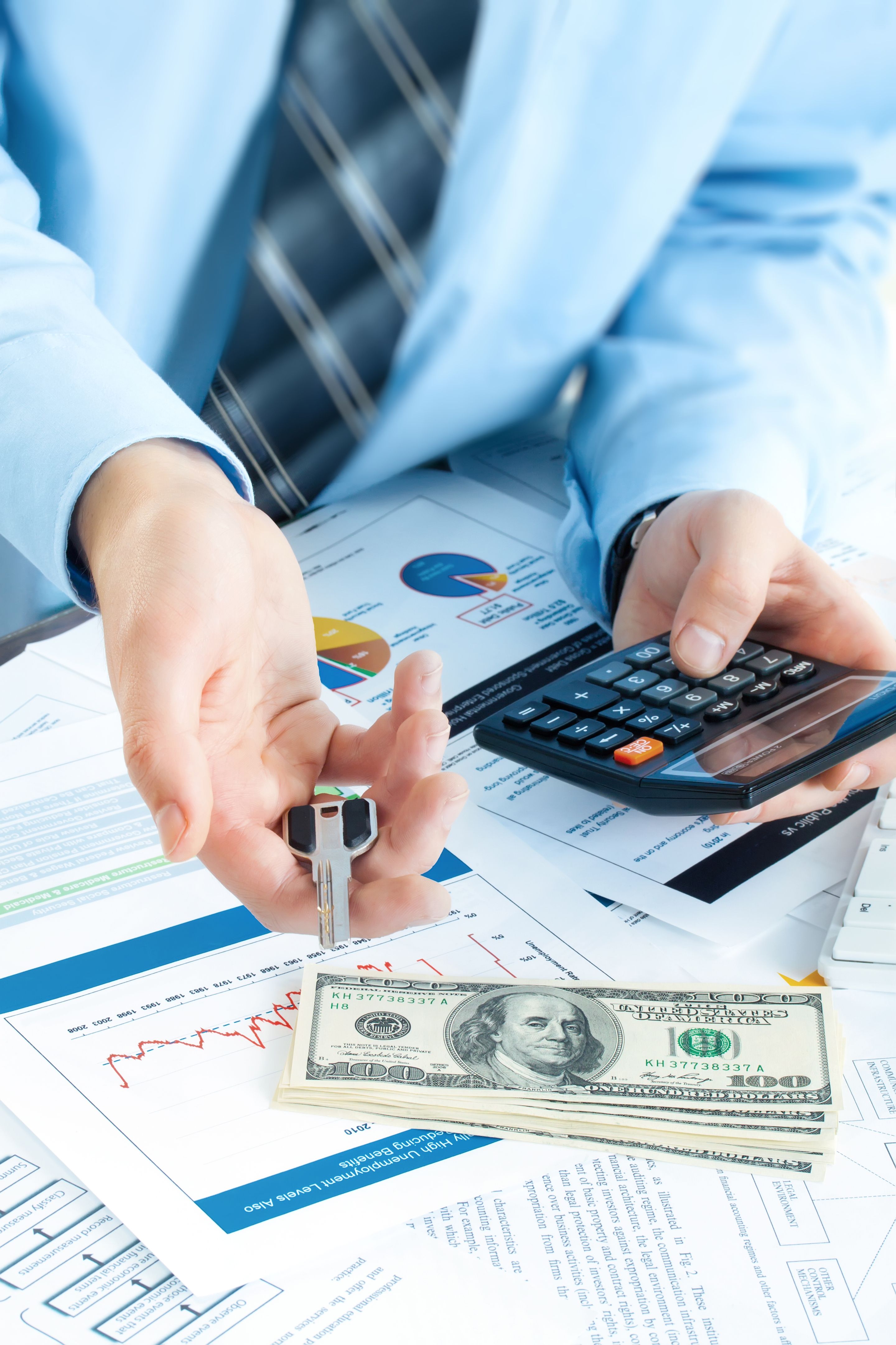 homem de negócios jovem dando chave e conta dinheiro